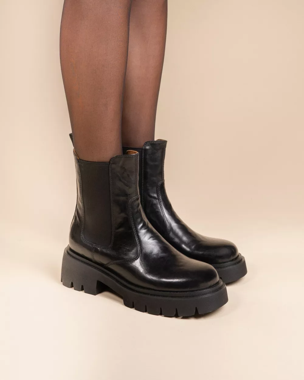 CHUNKY NOTCHED SOLE ANKLE BOOTS IN BLACK LEATHER ARNE BLACK