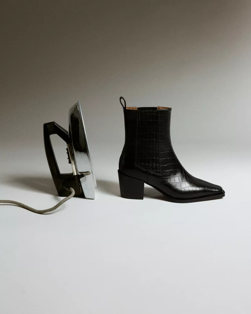 BLACK CROCODILE CHELSEA BOOTS WITH SMALL BLOCK HEEL JANE II BLACK CROC