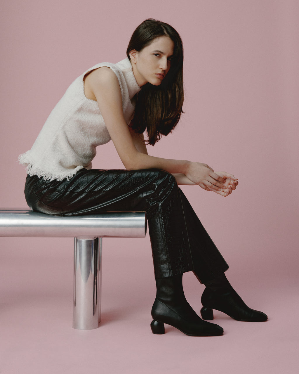 BOTTINES A TALON BAS ET BOUT CARRE RASMUS LOW BLACK LAMB