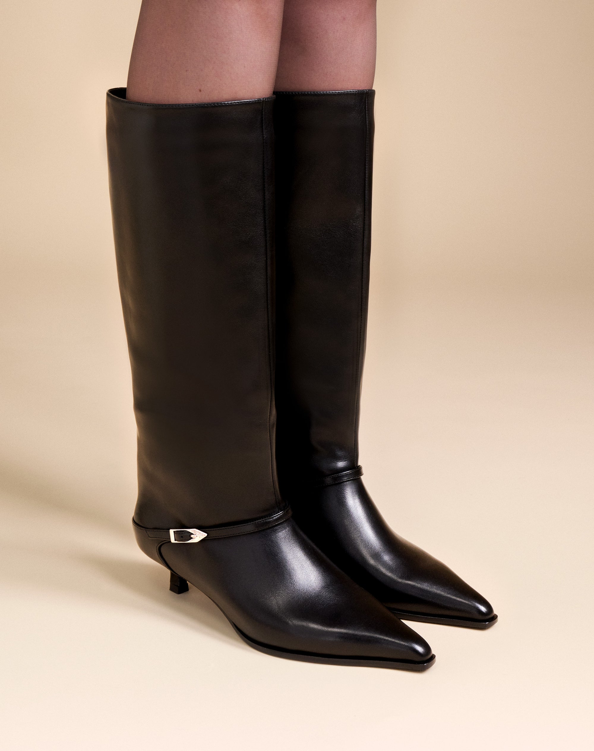 BOTTES NOIRES A PETIT TALON ET BOUT POINTU EILEEN BLACK