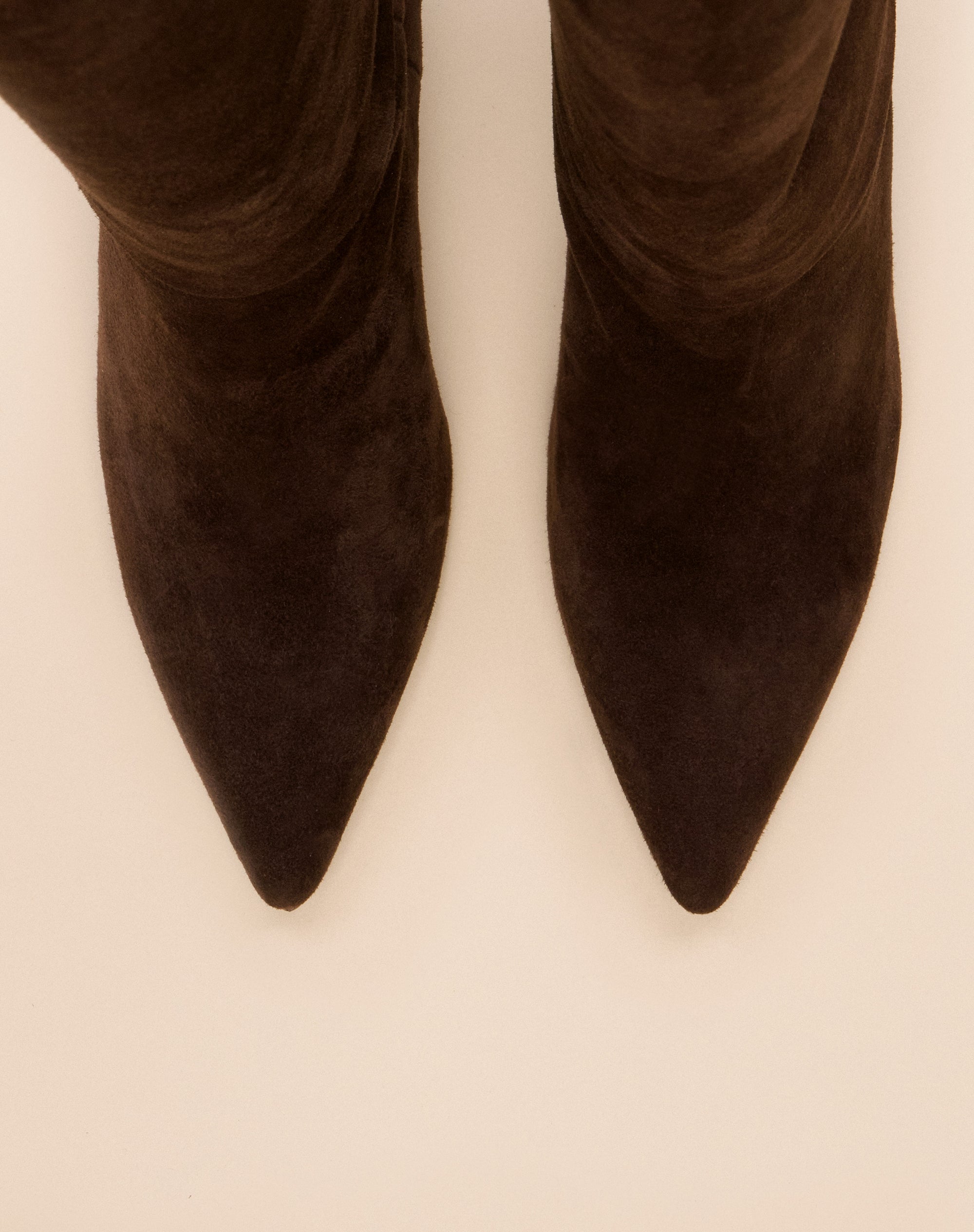 Bottes à talon aiguille et bout pointu en daim chocolat Coco Chocolate Suede