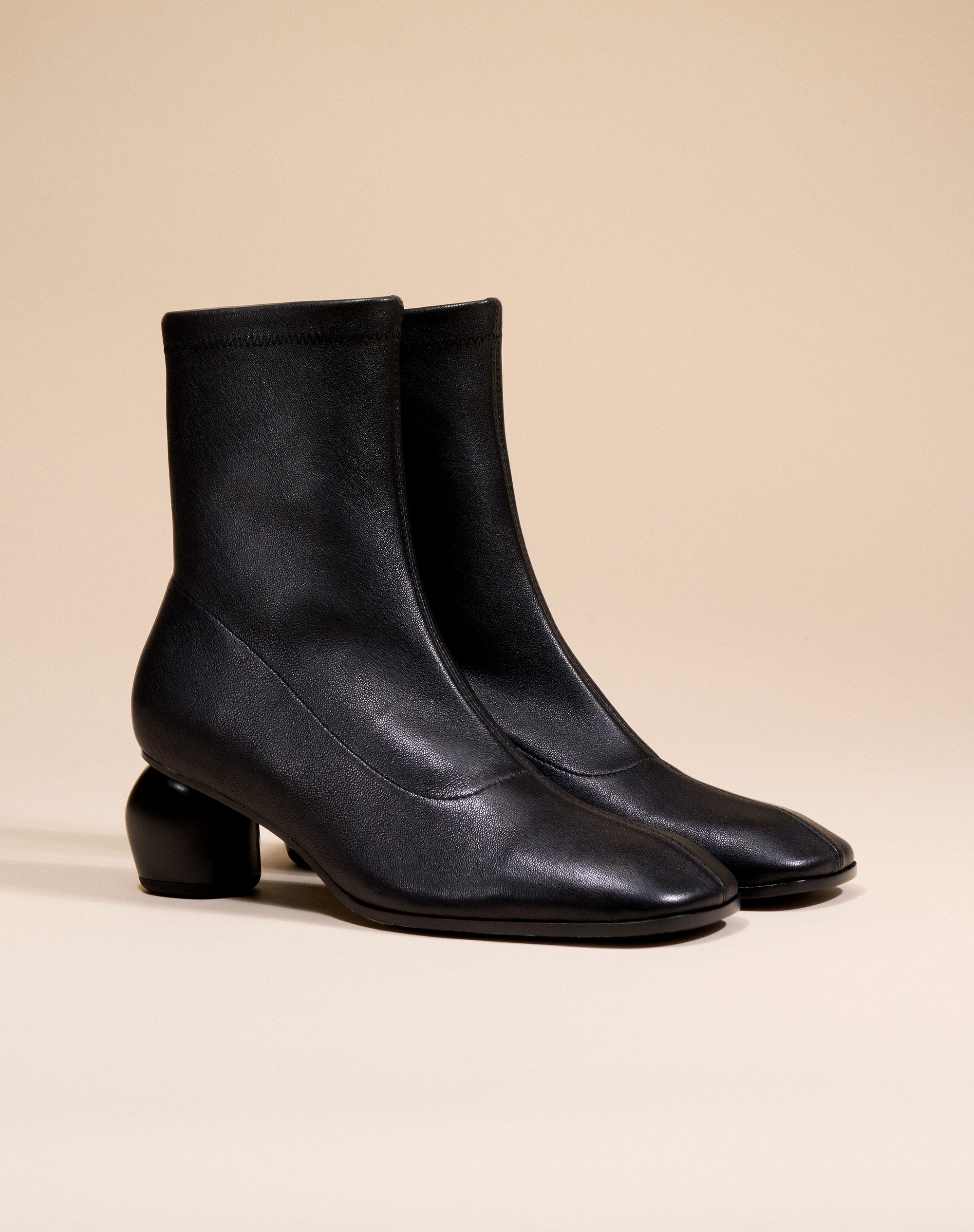 BOTTINES A TALON BAS ET BOUT CARRE RASMUS LOW BLACK LAMB