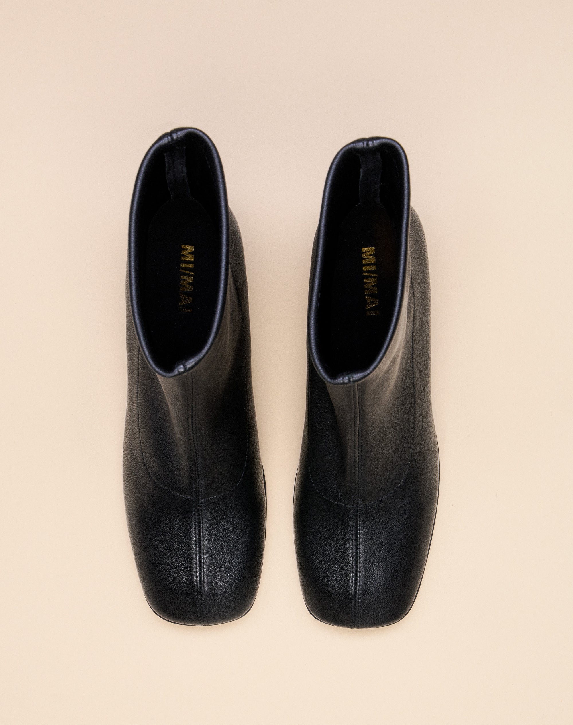 BOTTINES A TALON BAS ET BOUT CARRE RASMUS LOW BLACK LAMB