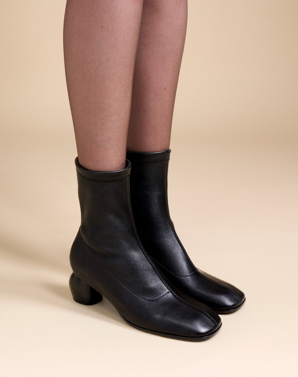 BOTTINES A TALON BAS ET BOUT CARRE RASMUS LOW BLACK LAMB