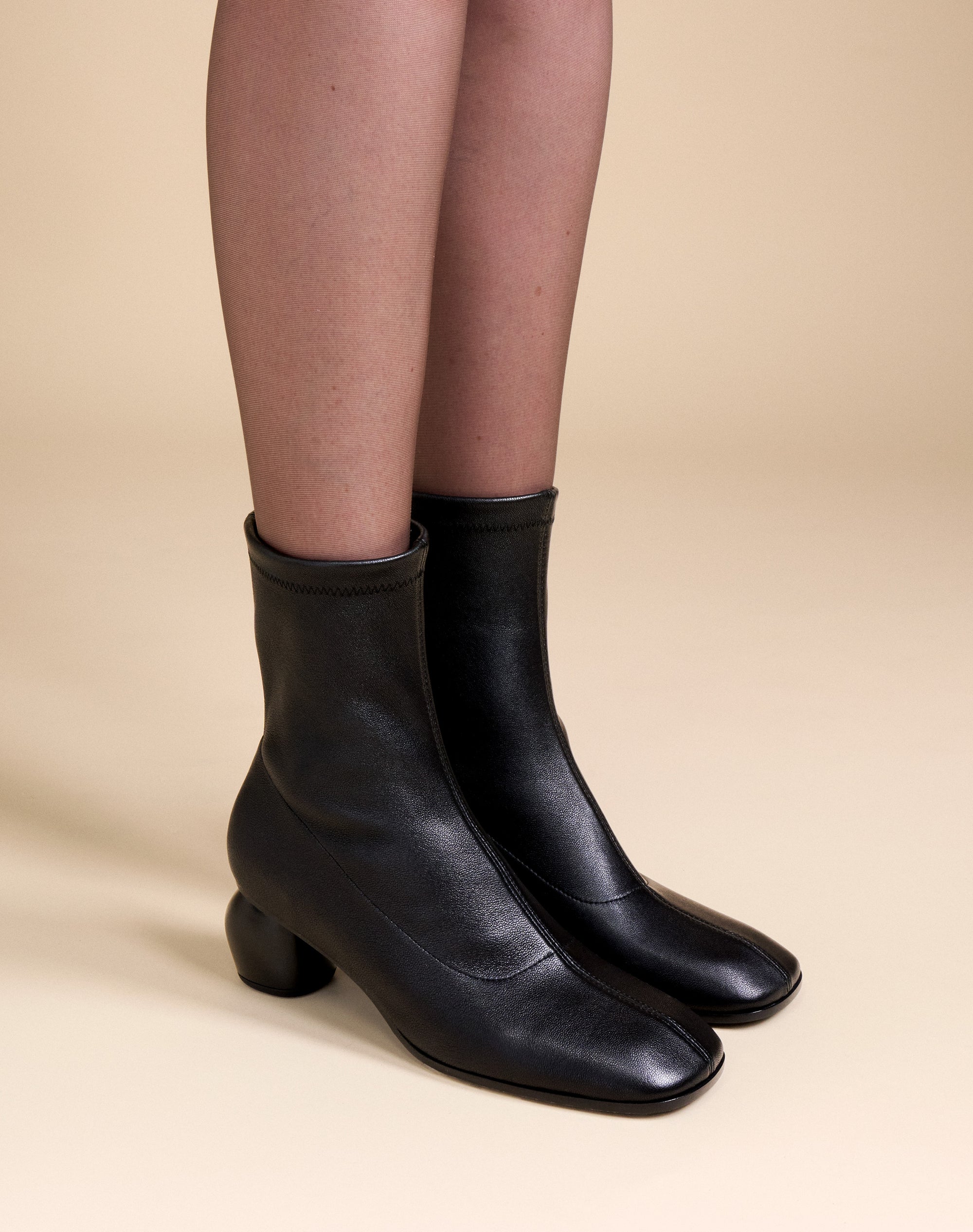 BOTTINES A TALON BAS ET BOUT CARRE RASMUS LOW BLACK LAMB