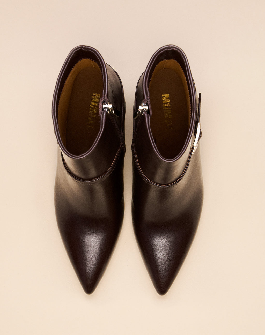 BOTTINES EN CUIR CHOCOLAT A BOUT POINTU ET TALON AIGUILLE CALLAS CHOCOLATE