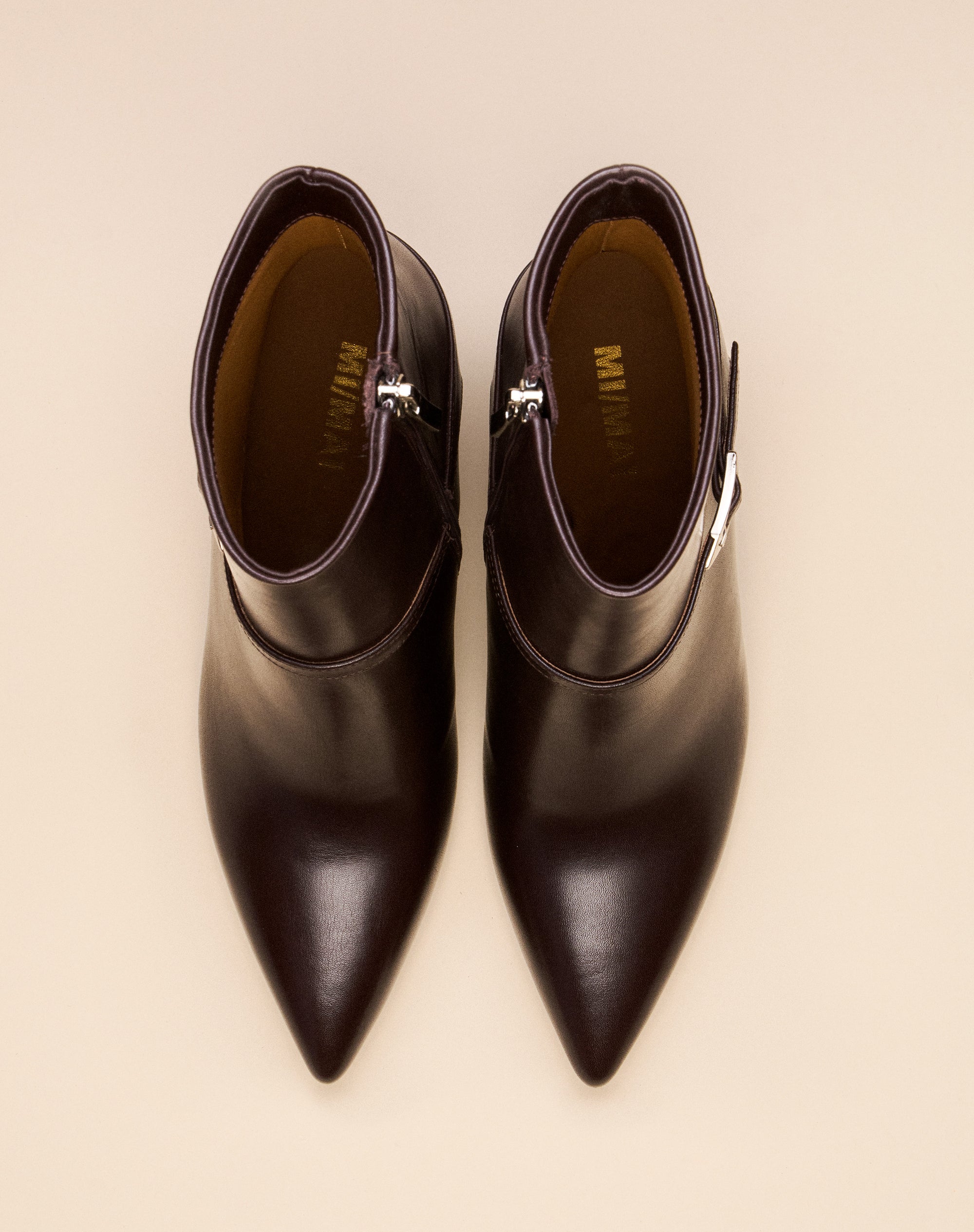 BOTTINES EN CUIR CHOCOLAT A BOUT POINTU ET TALON AIGUILLE CALLAS CHOCOLATE