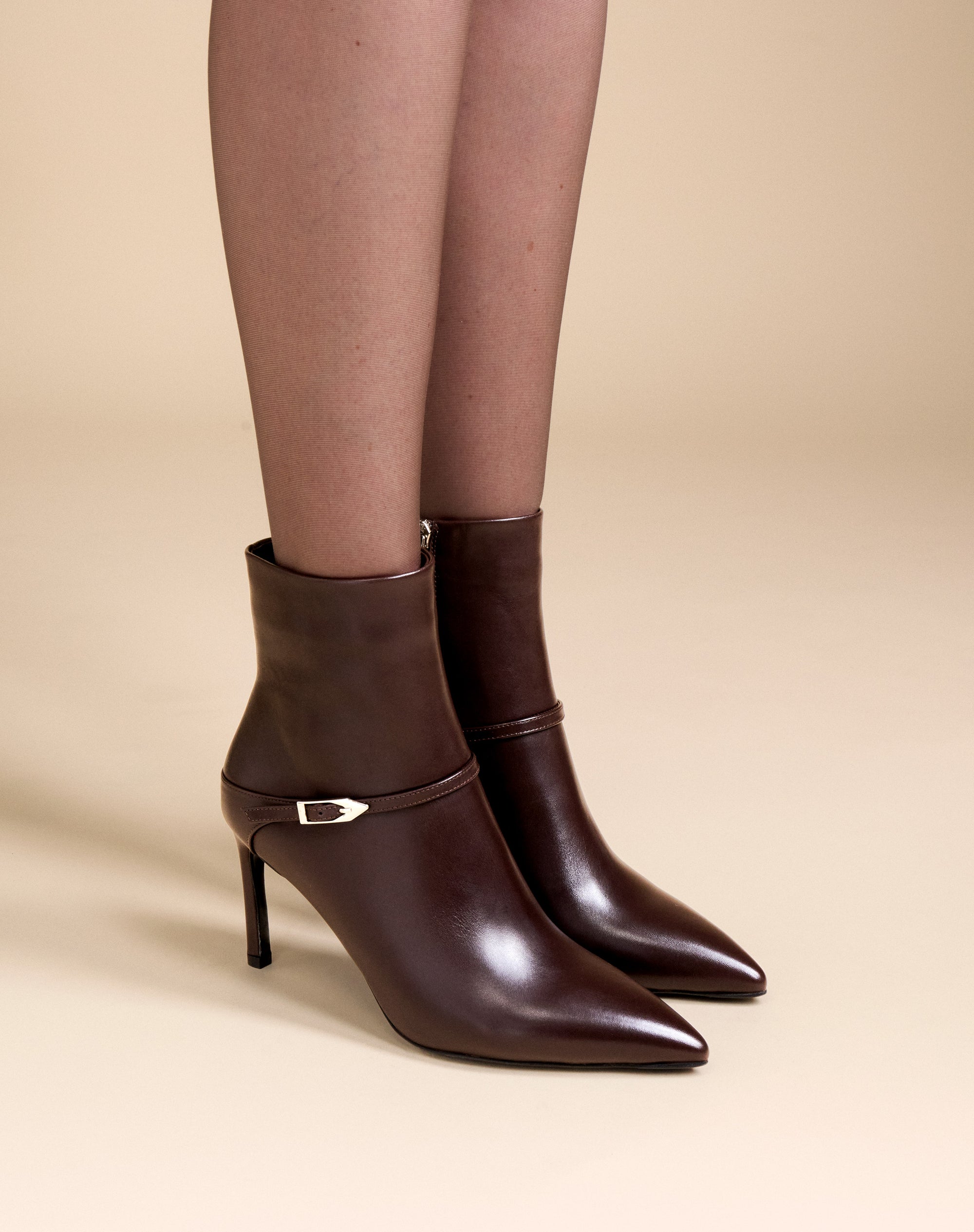 BOTTINES EN CUIR CHOCOLAT A BOUT POINTU ET TALON AIGUILLE CALLAS CHOCOLATE