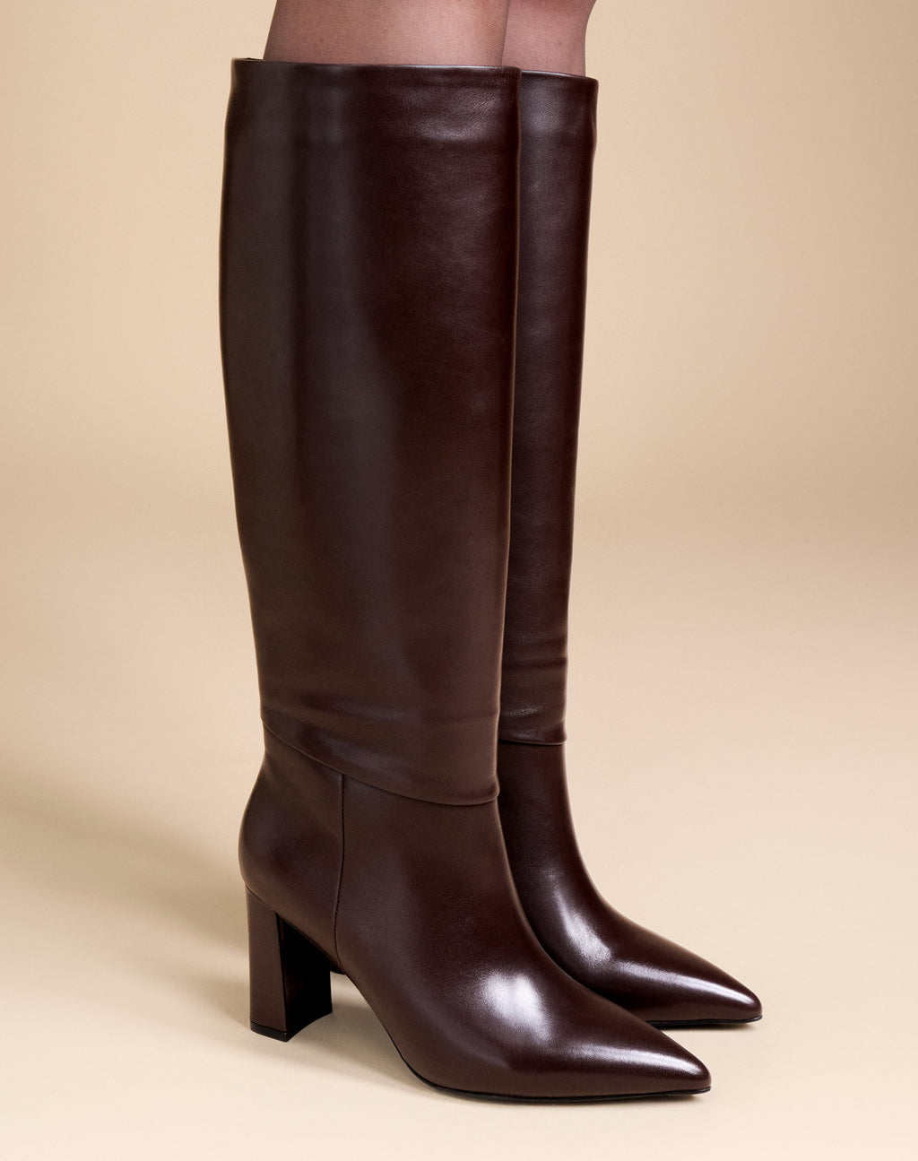 BOTTES EN CUIR CHOCOLAT A TALON LARGE TRACEY CHOCOLATE CALF