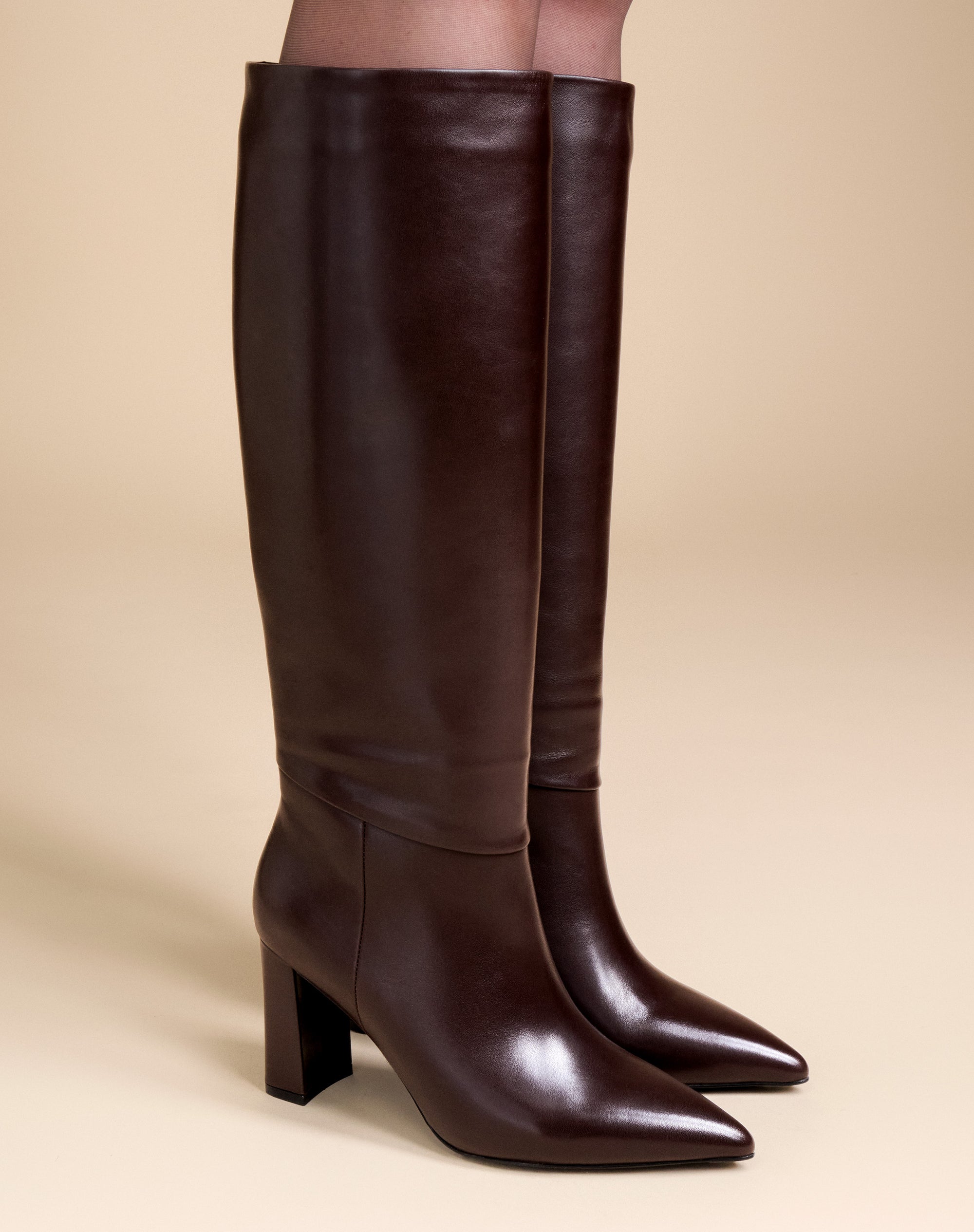 BOTTES EN CUIR CHOCOLAT A TALON LARGE TRACEY CHOCOLATE CALF