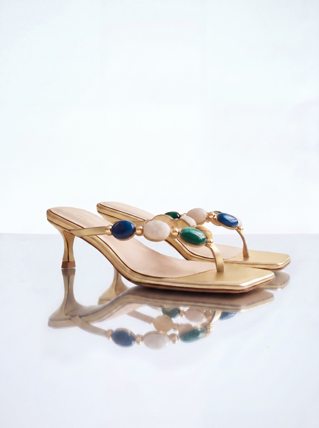 Tongs à talon bas en cuir doré à cabochons multicolores Sintra Gold