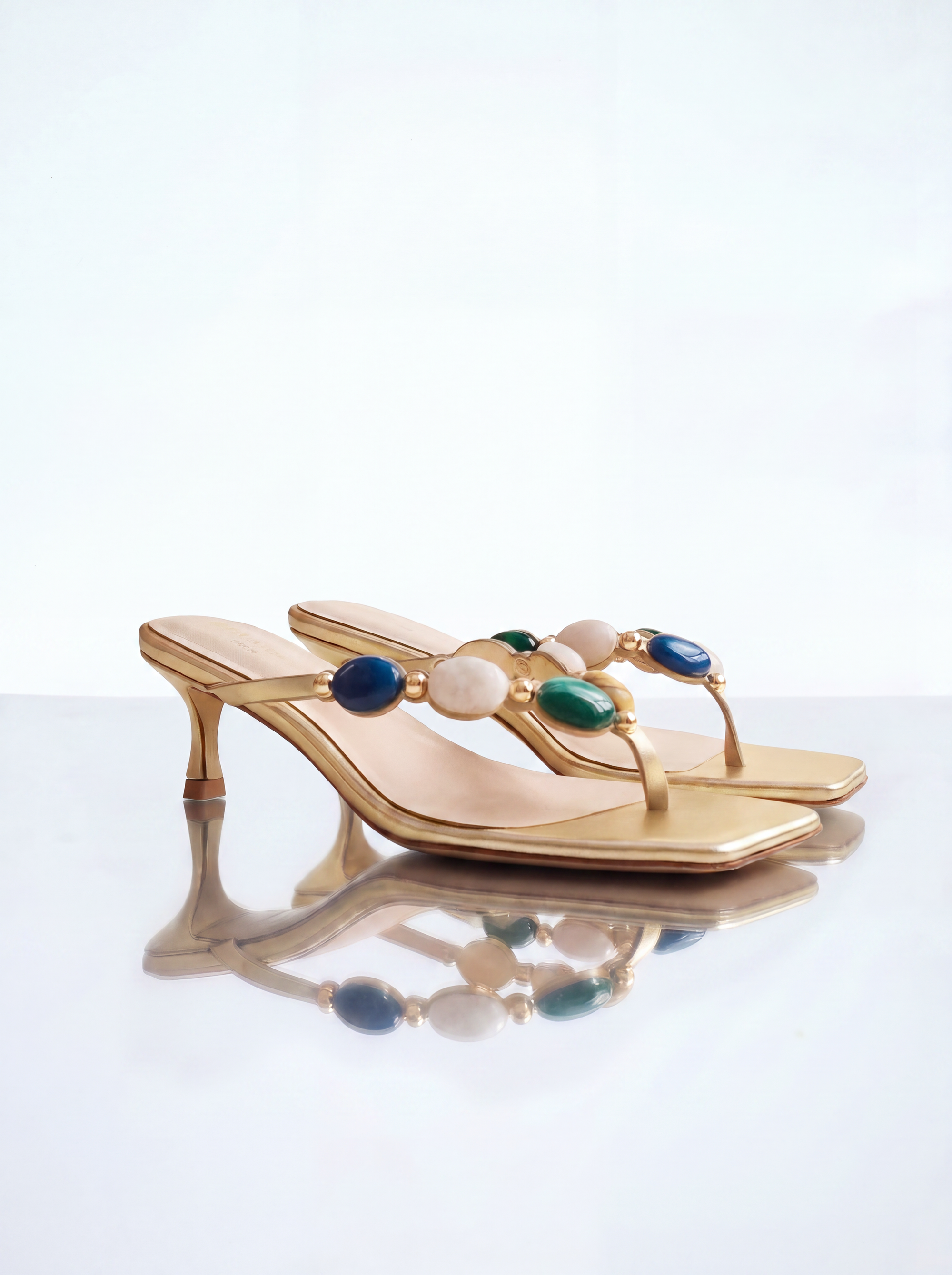 Tongs à talon bas en cuir doré à cabochons multicolores Sintra Gold