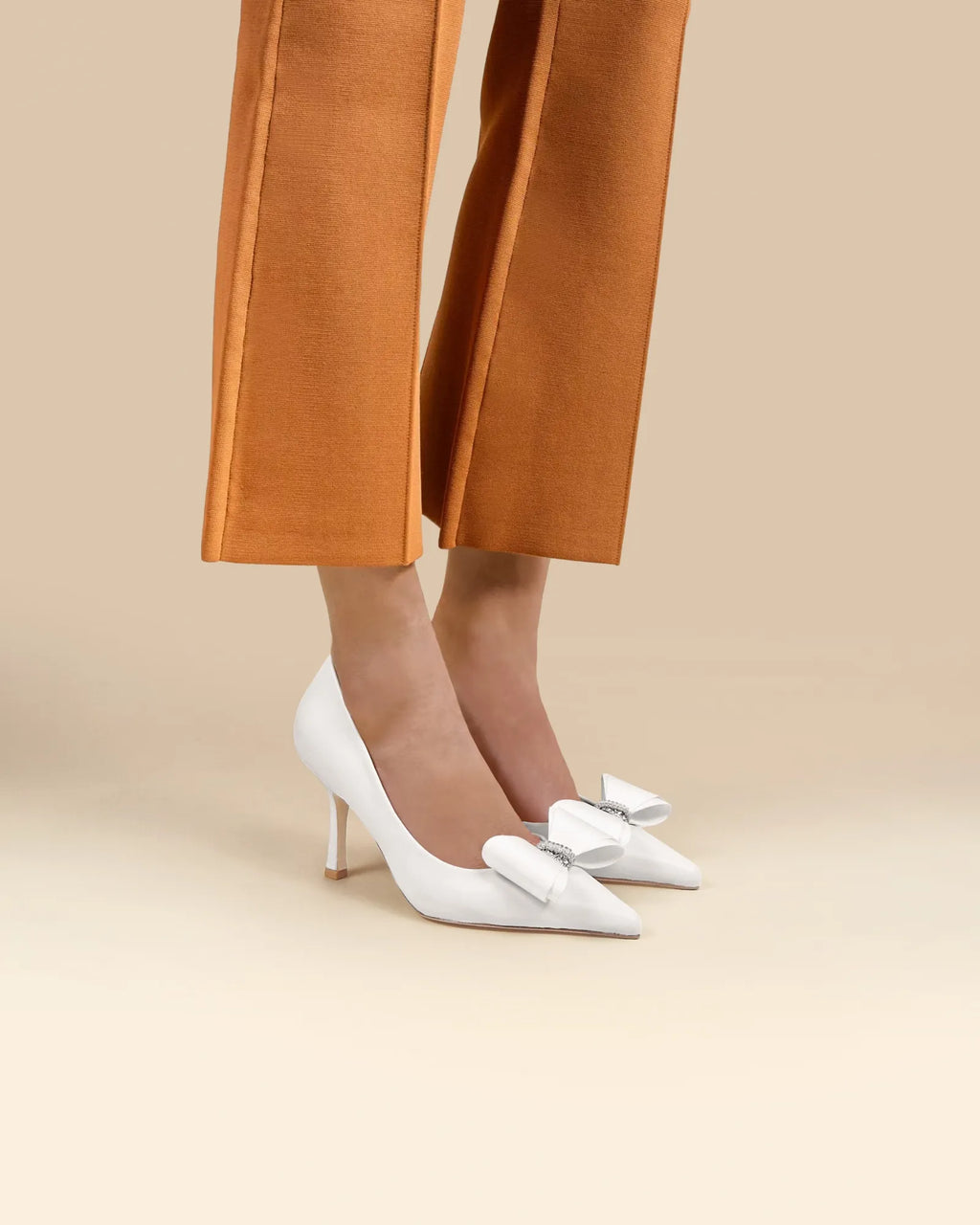 Escarpins blancs à bout pointu ornement noeud et strass Iris White Leather