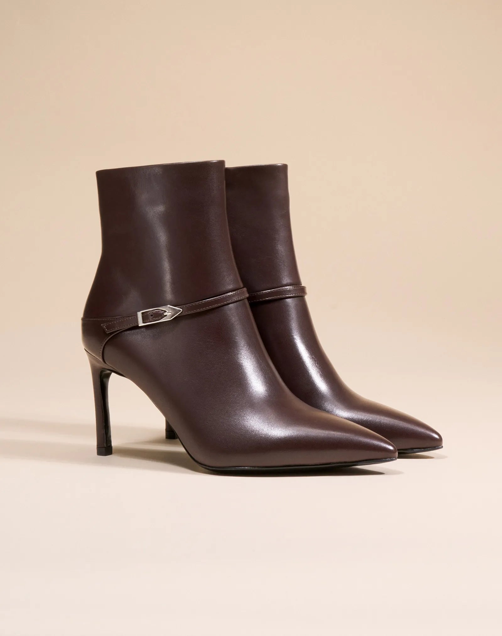 BOTTINES EN CUIR CHOCOLAT A BOUT POINTU ET TALON AIGUILLE CALLAS CHOCOLATE