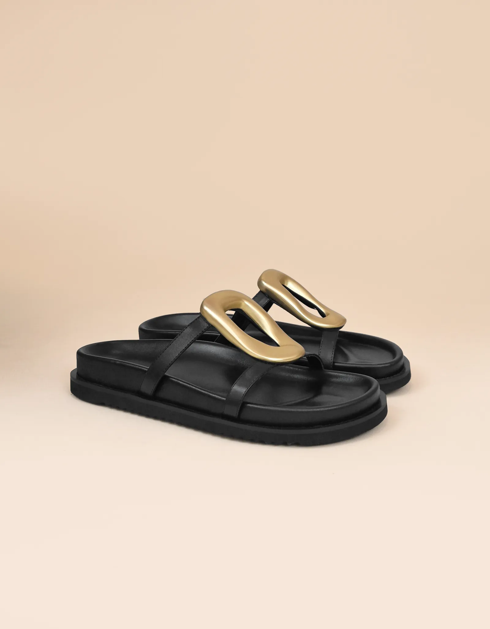 Nus-pieds en cuir noir, ornement doré et semelle épaisse Milos Black