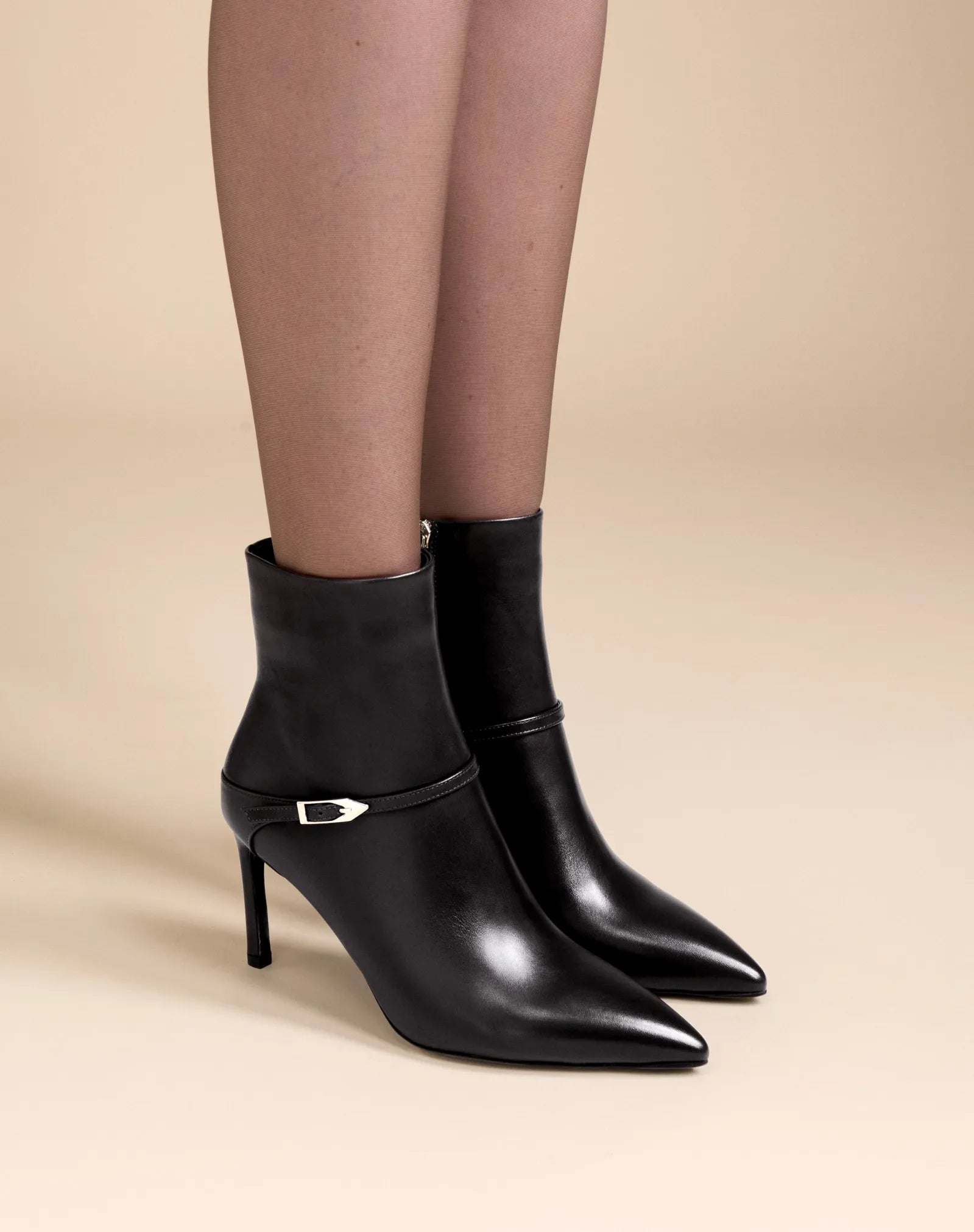 BOTTINES EN CUIR CHOCOLAT A BOUT POINTU ET TALON AIGUILLE CALLAS BLACK CALF