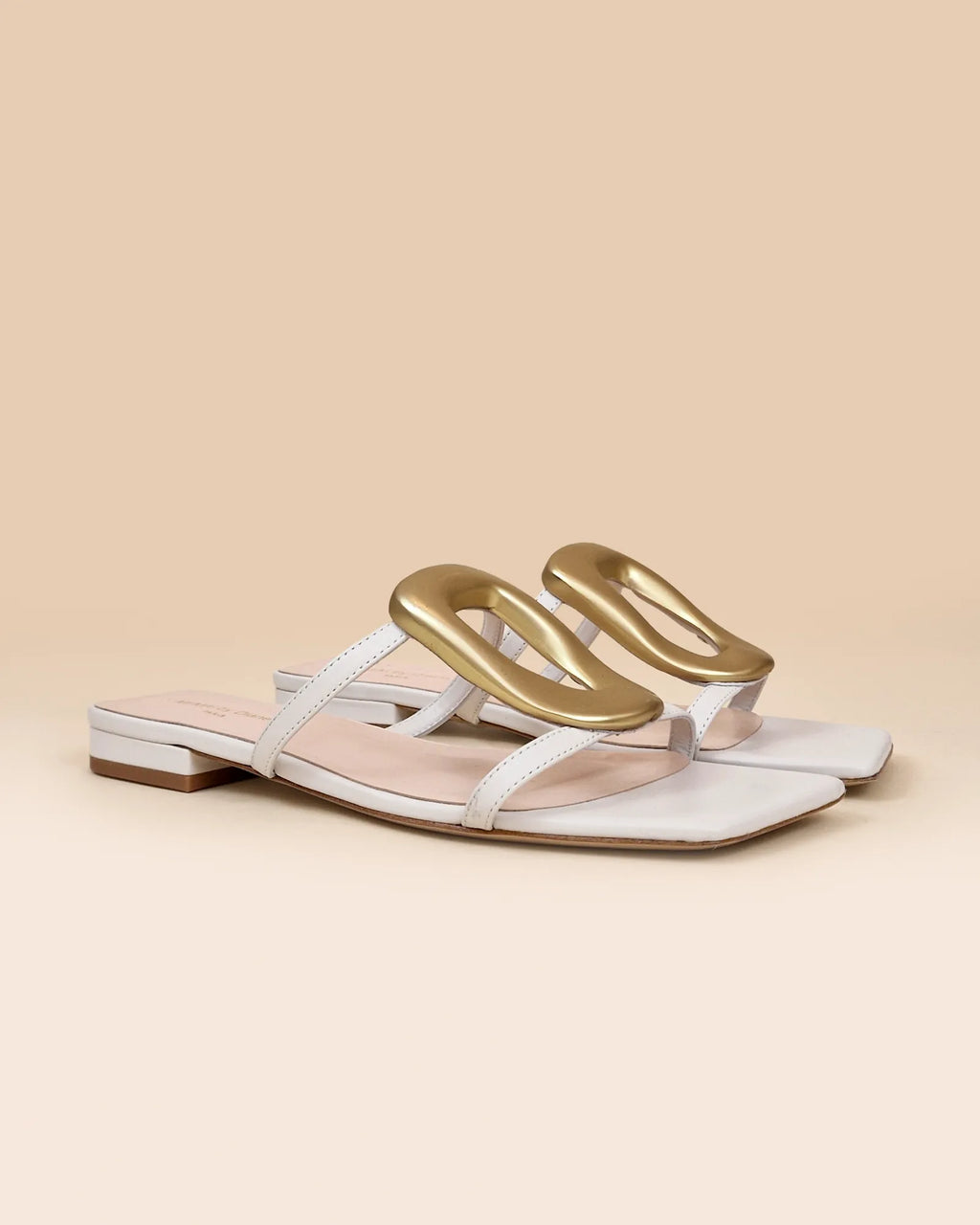 Nus-pieds à ornement doré et cuir blanc Kos White