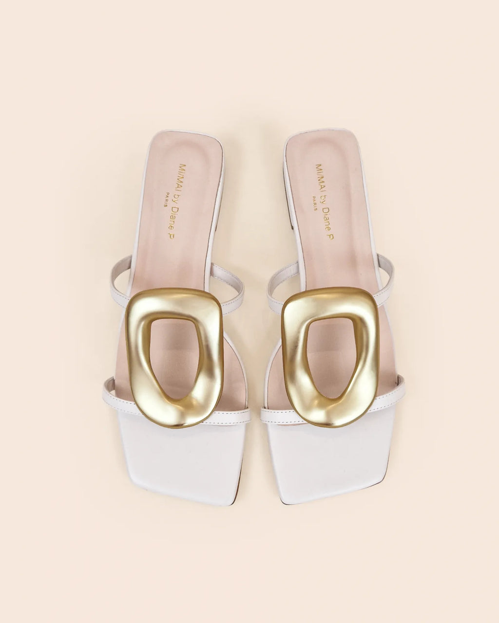 Nus-pieds à ornement doré et cuir blanc Kos White