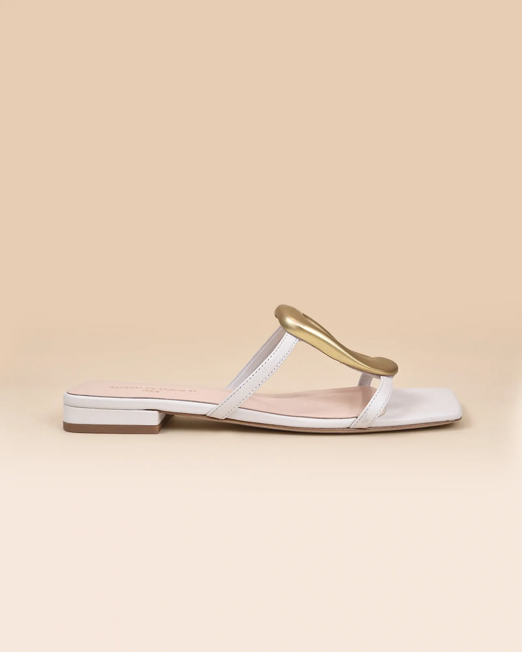 Nus-pieds à ornement doré et cuir blanc Kos White