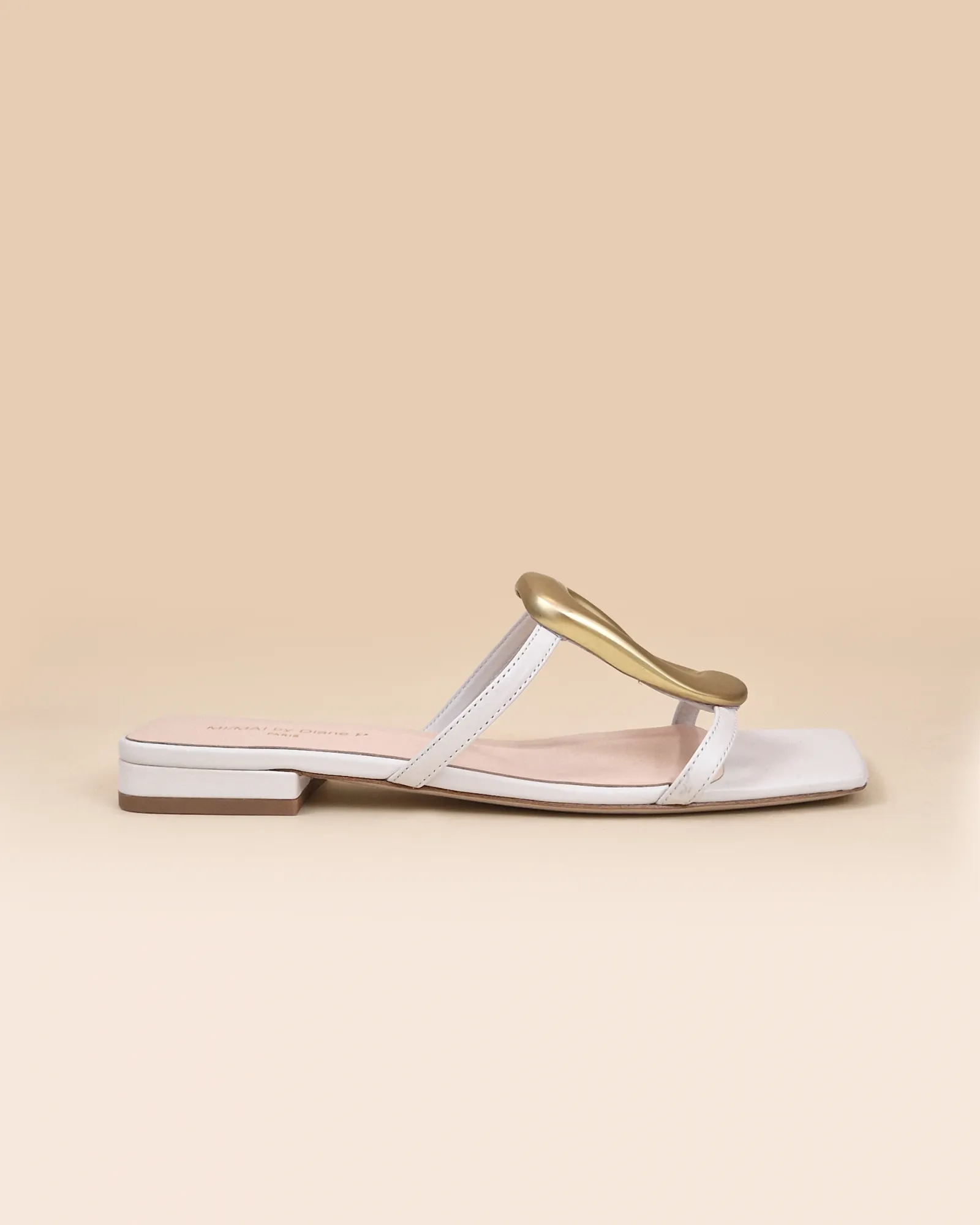 Nus-pieds à ornement doré et cuir blanc Kos White