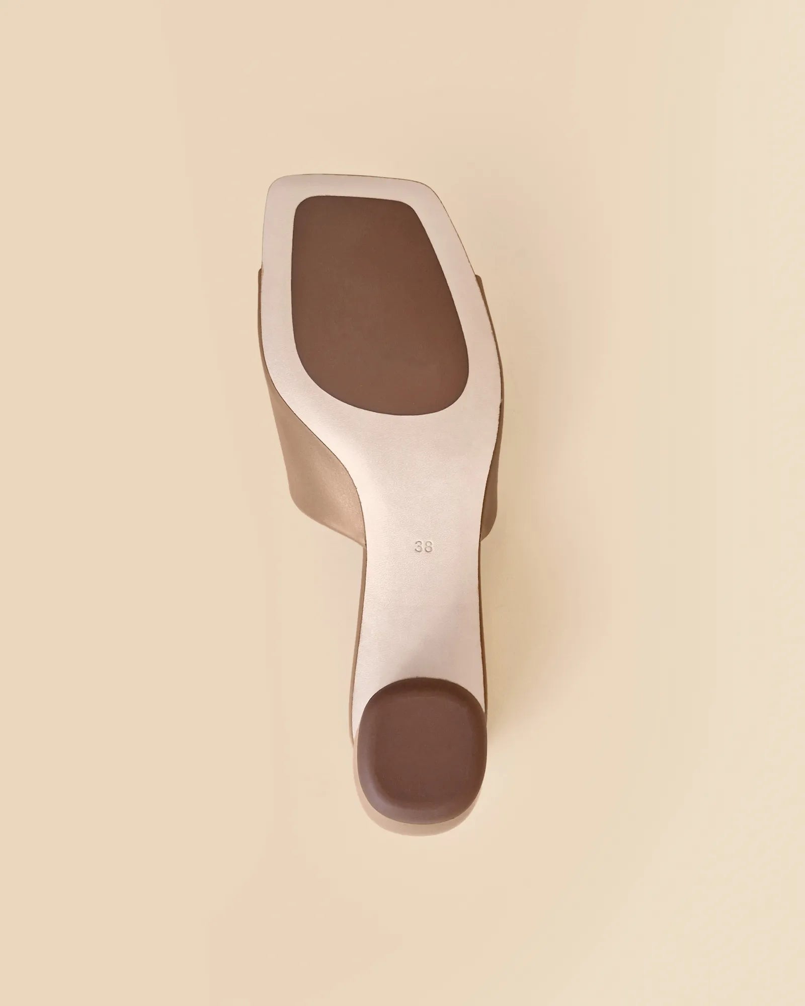 Mule à petit talon en cuir beige Gemma Low Nude