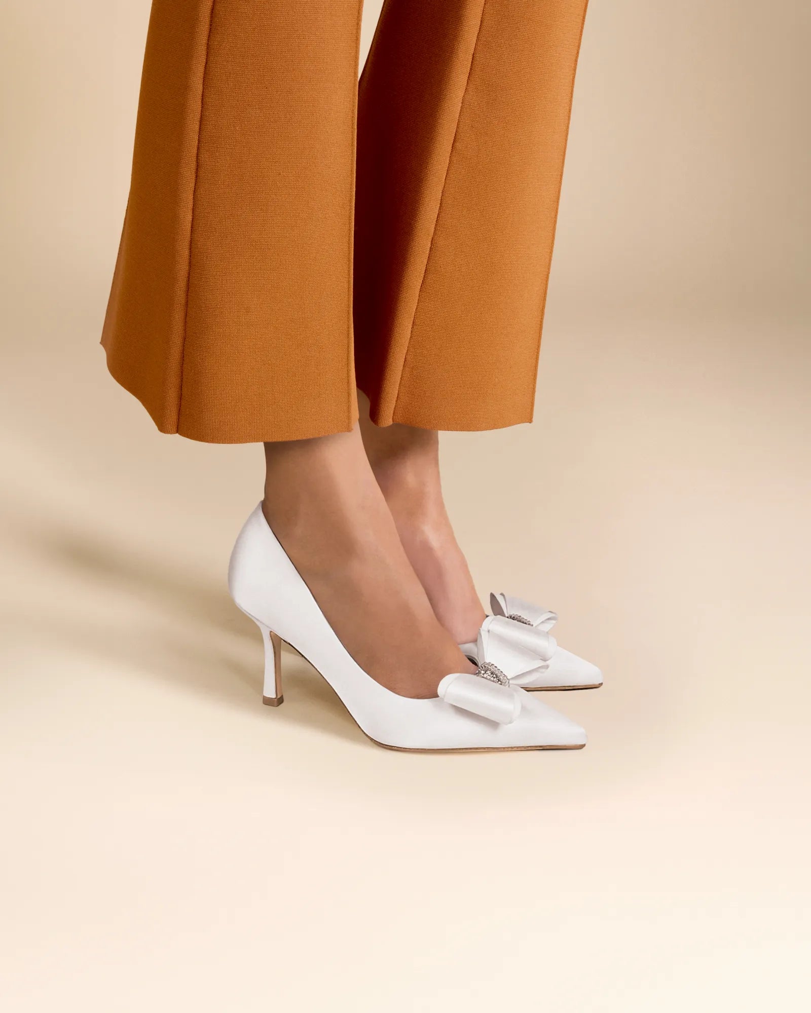 Escarpins en satin blanc à ornement noeud et strass Iris White Satin