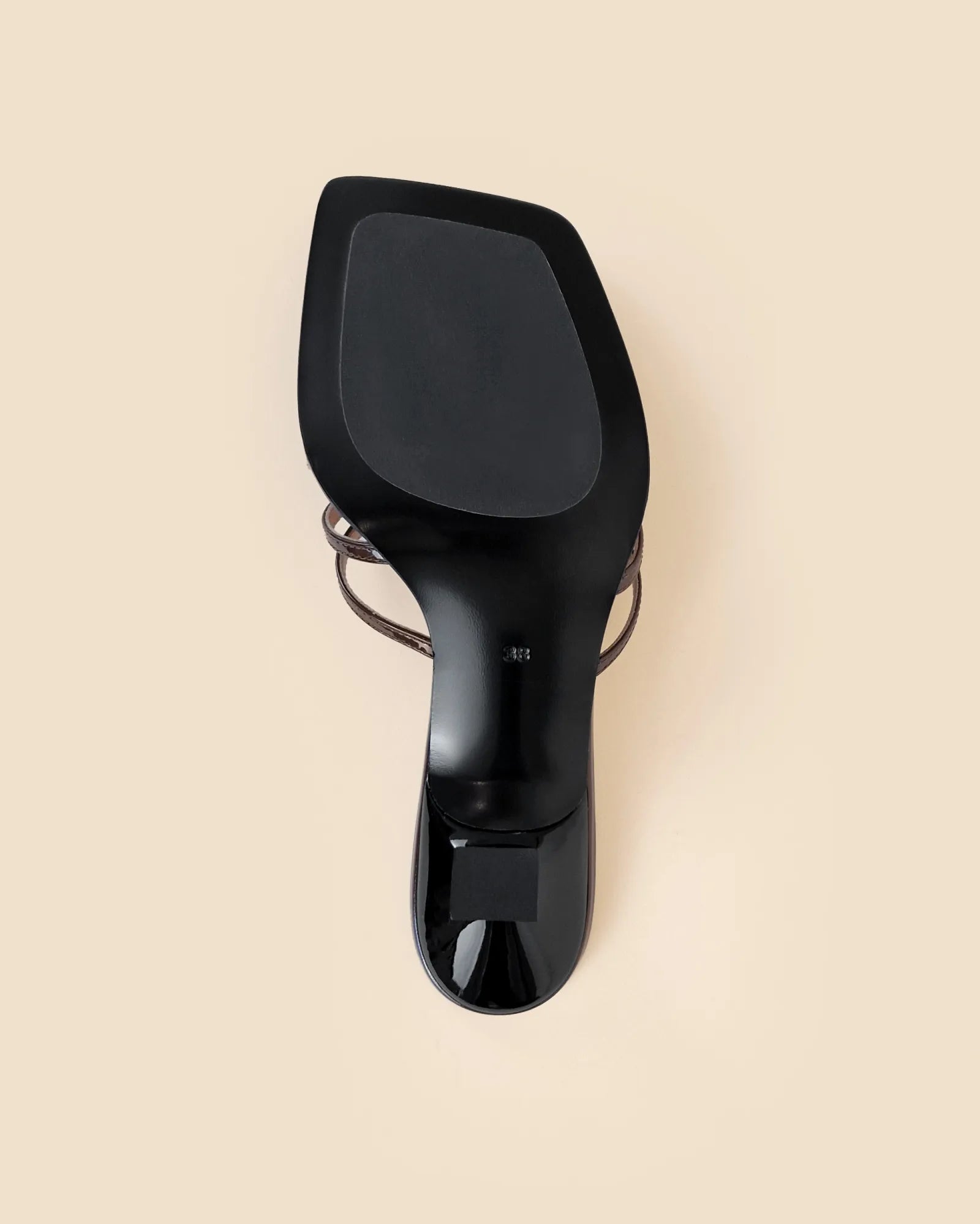 Mule multibrides à talon haut et bout carré en cuir verni marron Isamu Chocolate Patent