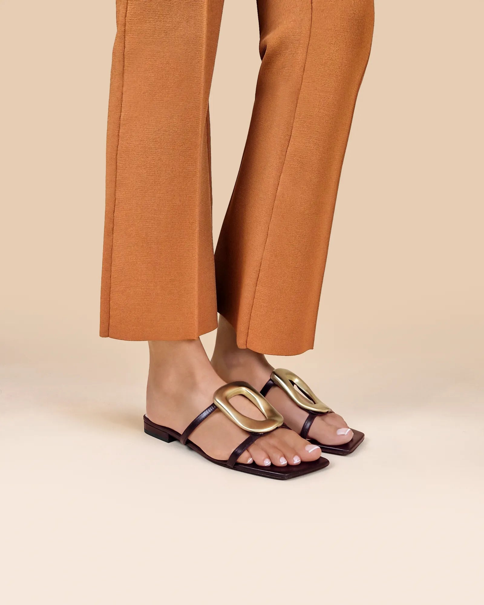 Nus-pieds à ornement doré et cuir marron Kos Chocolate