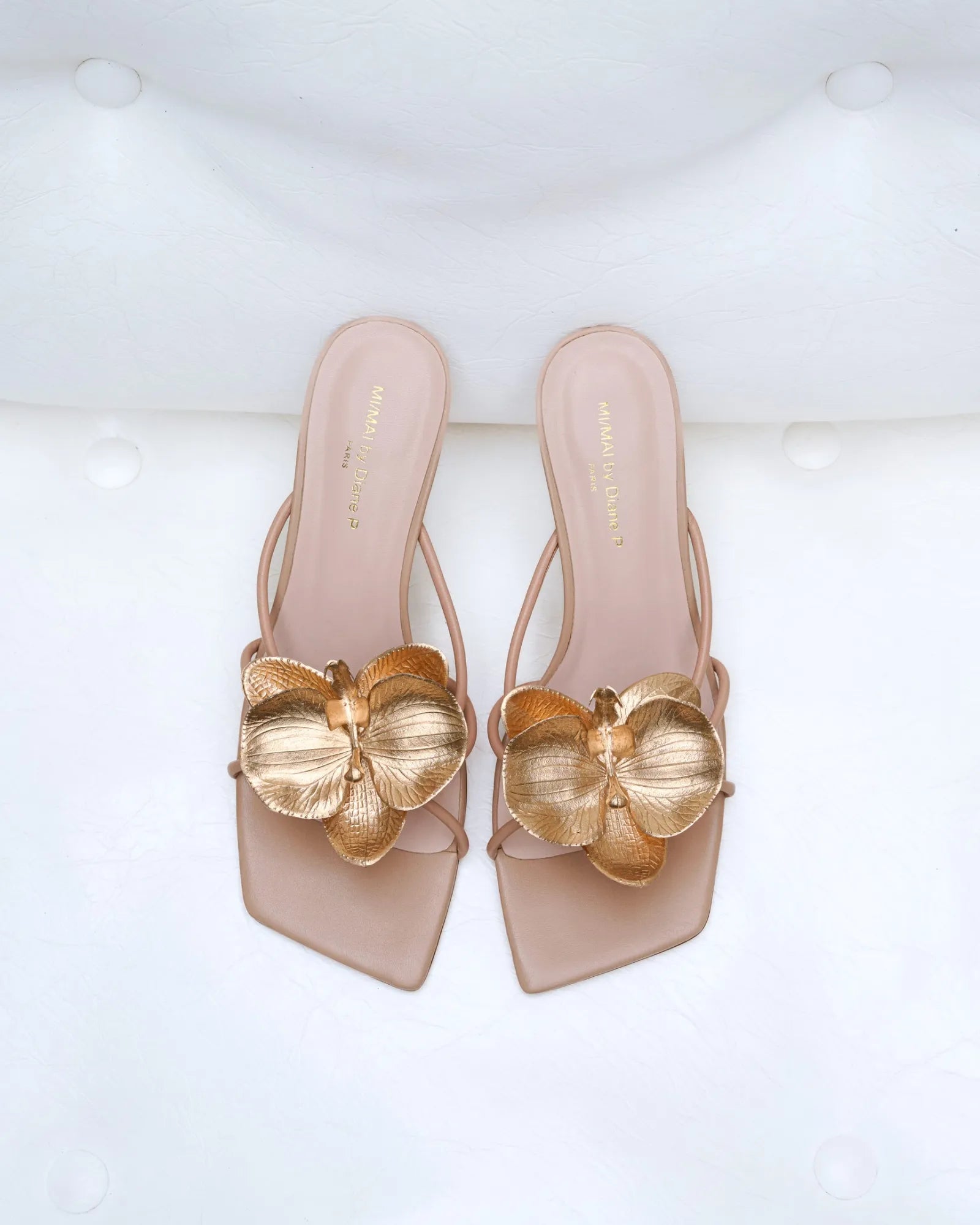 Mules à brides en cuir beige et accessoires interchangeables Thira Nude