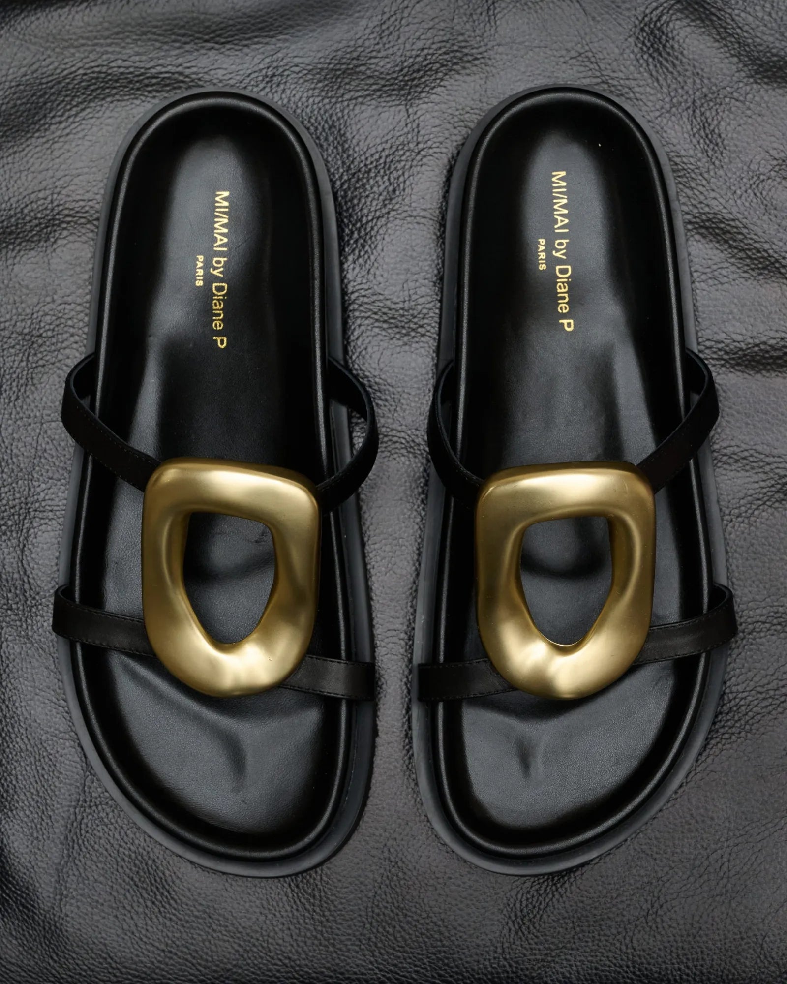 Nus-pieds en cuir noir, ornement doré et semelle épaisse Milos Black