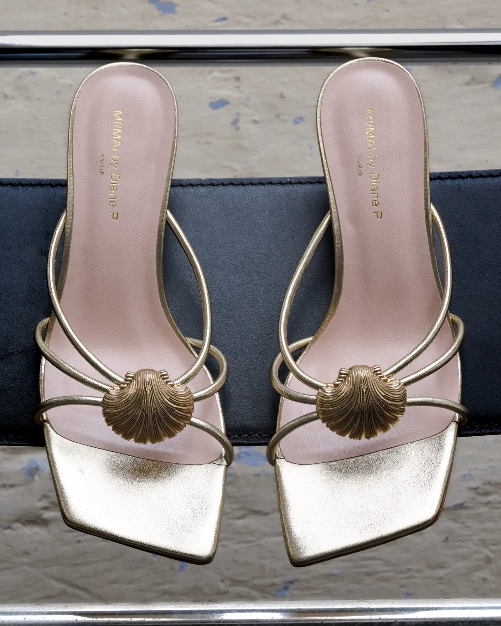 Mules à brides en cuir doré et accessoires interchangeables Thira Gold