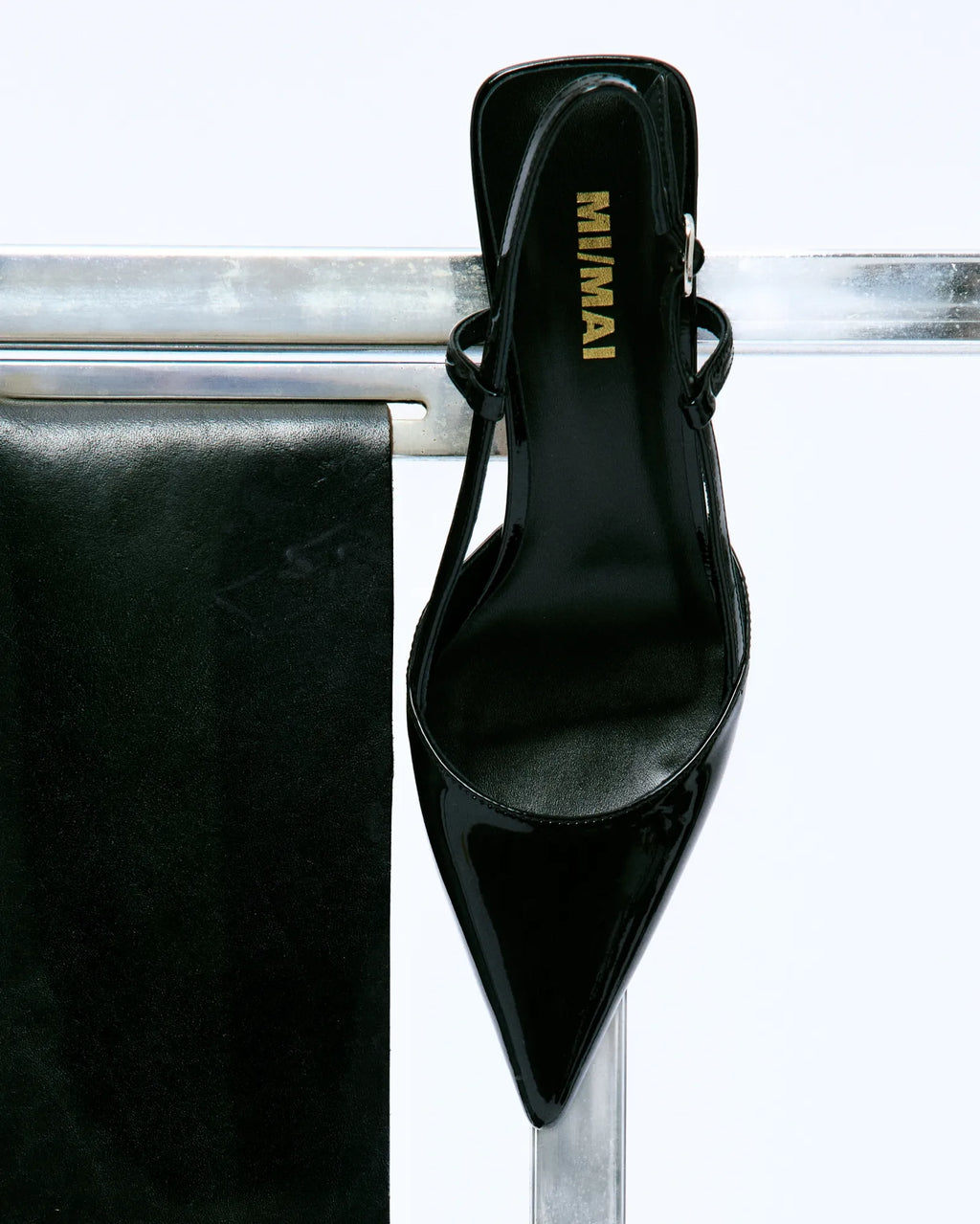 Escarpin petit talon façon sling back en cuir verni noir Corto Black Mirror