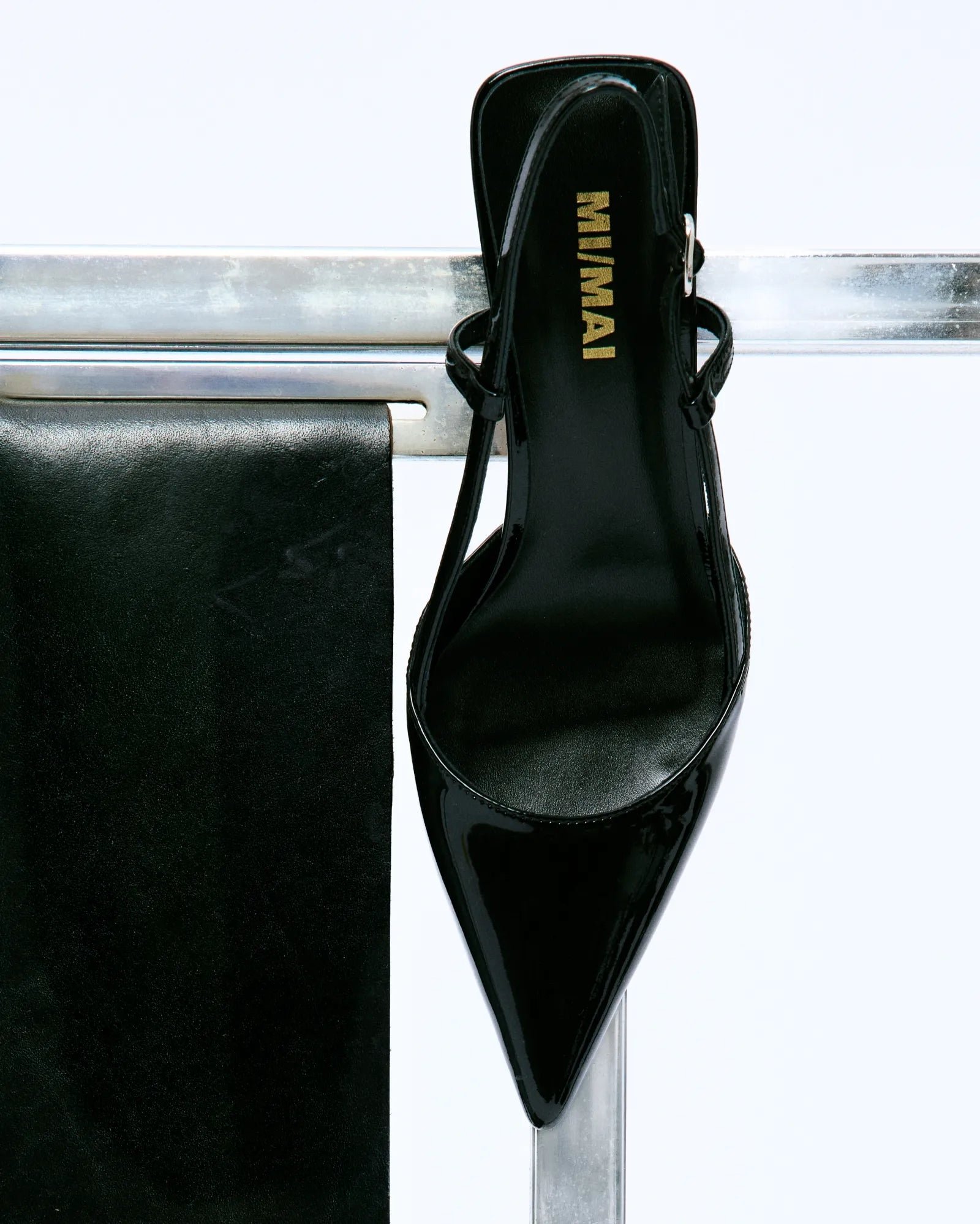 Escarpin petit talon façon sling back en cuir verni noir Corto Black Mirror