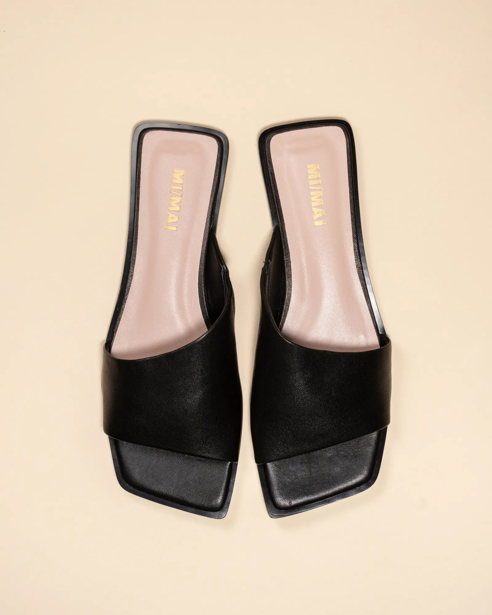 Nu-pied mule plate à large bride en cuir noir Eero Black