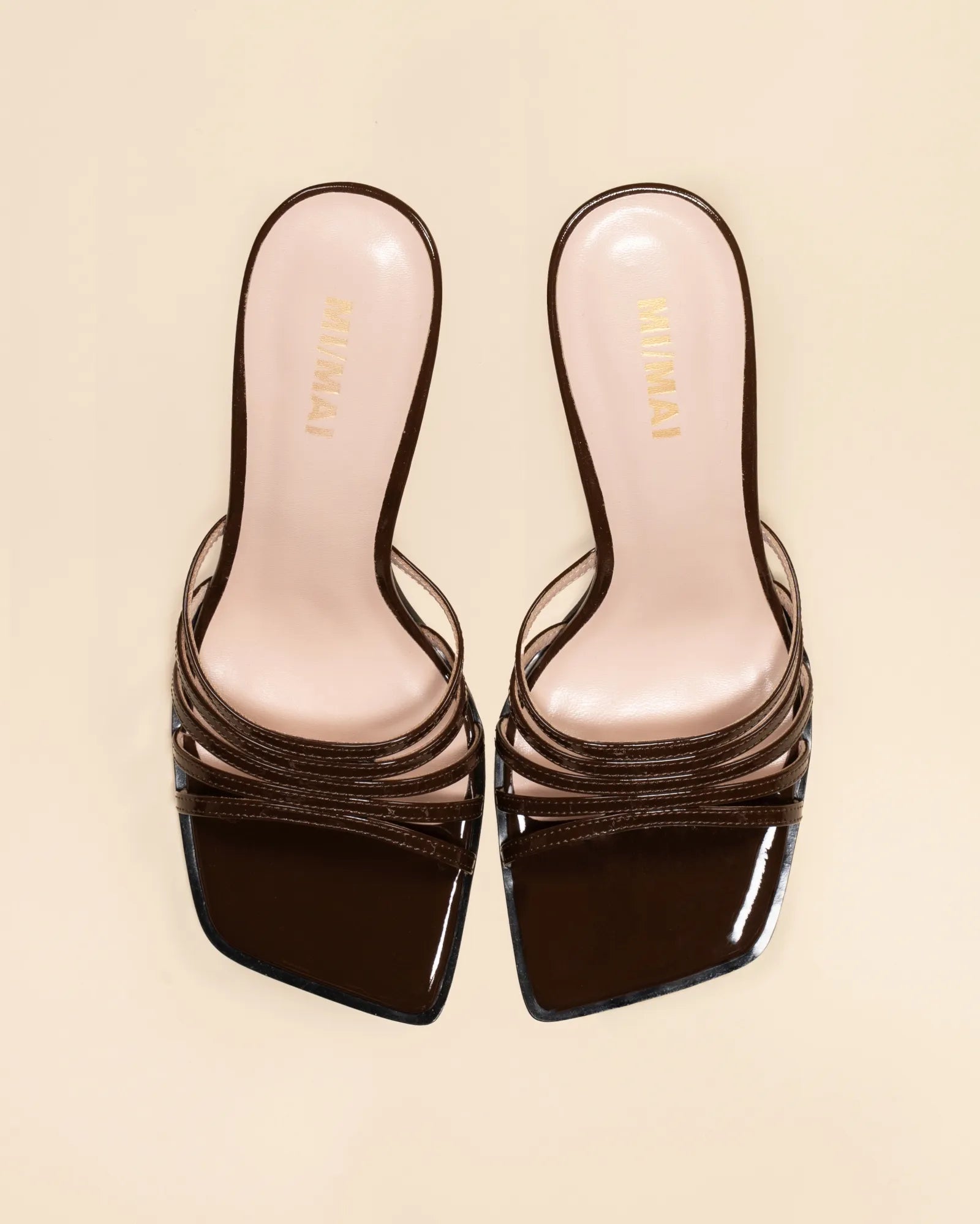 Mule multibrides à talon haut et bout carré en cuir verni marron Isamu Chocolate Patent