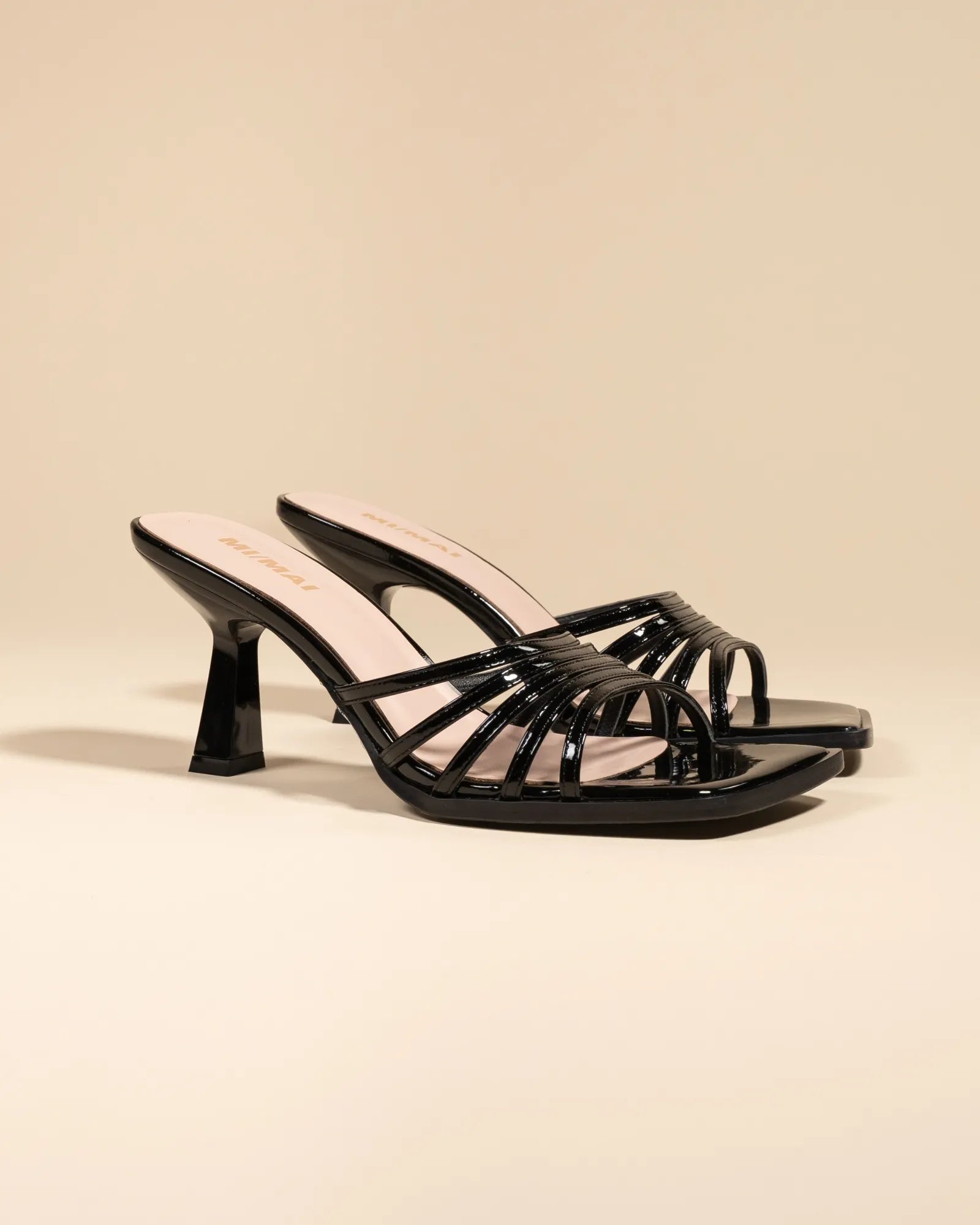 Mule multibrides à talon haut et bout carré en cuir verni noir Isamu Black Patent