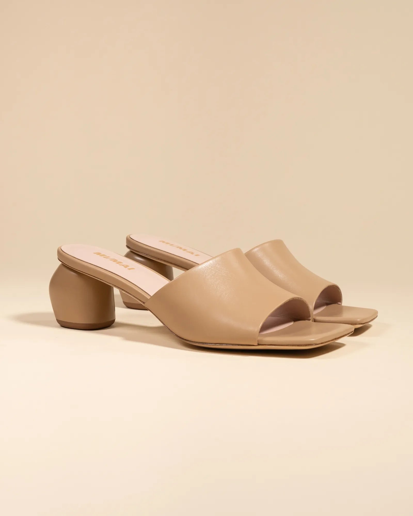Mule à petit talon en cuir beige Gemma Low Nude