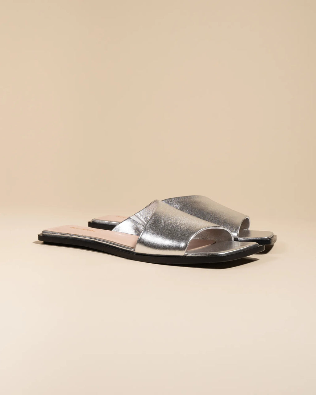 Nu-pied mule plate à large bride en cuir argenté Eero Silver