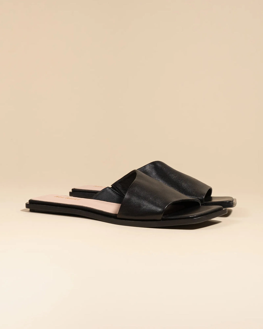 Nu-pied mule plate à large bride en cuir noir Eero Black