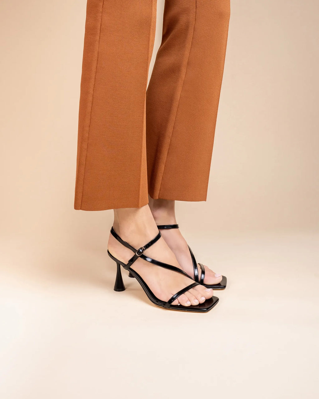 Sandale à bride et bout carré en cuir noir Sally Black