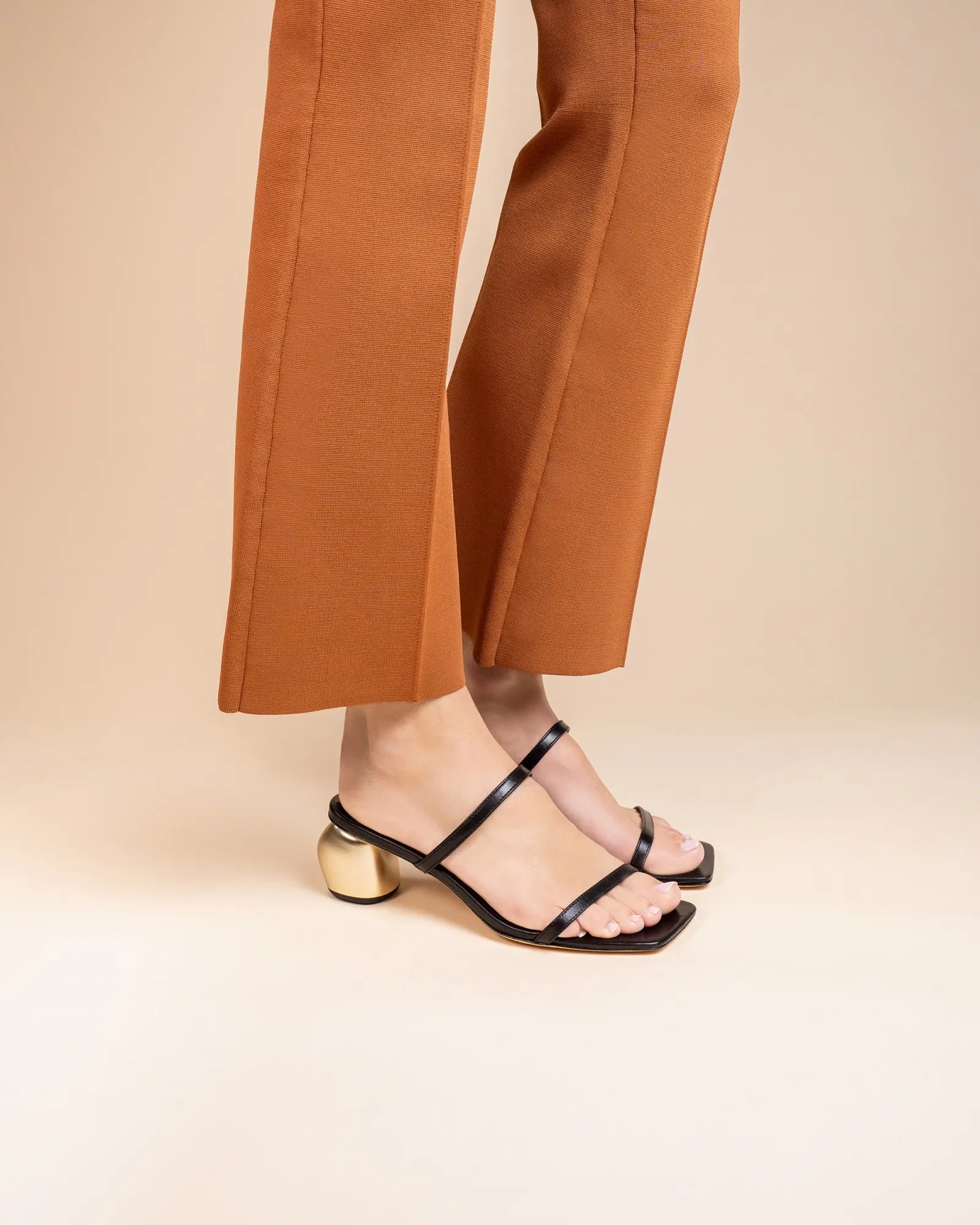 Sandale mule à petit talon doré et brides Tilda Low Black Gold