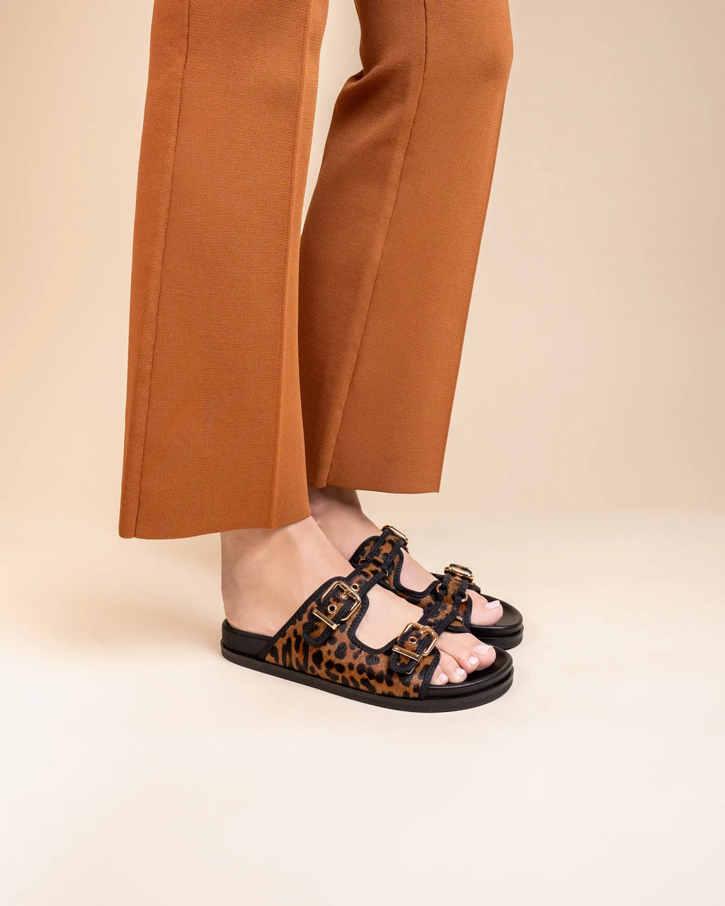 Nu-pied mule à brides et boucles à imprimé léopard Yayoi Leo