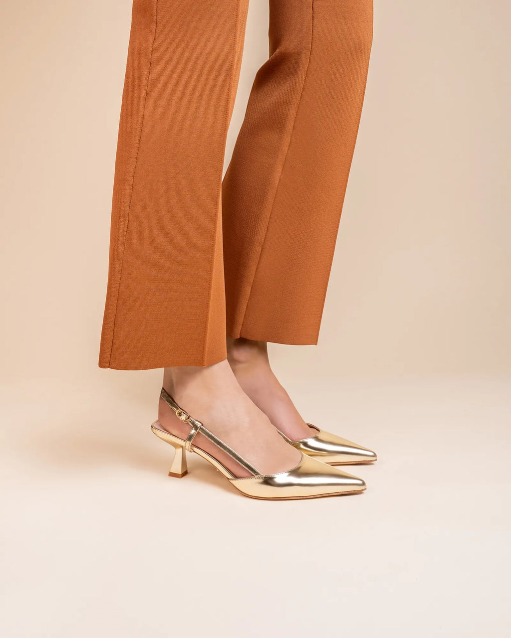 Escarpin petit talon façon sling back en cuir doré Corto Gold