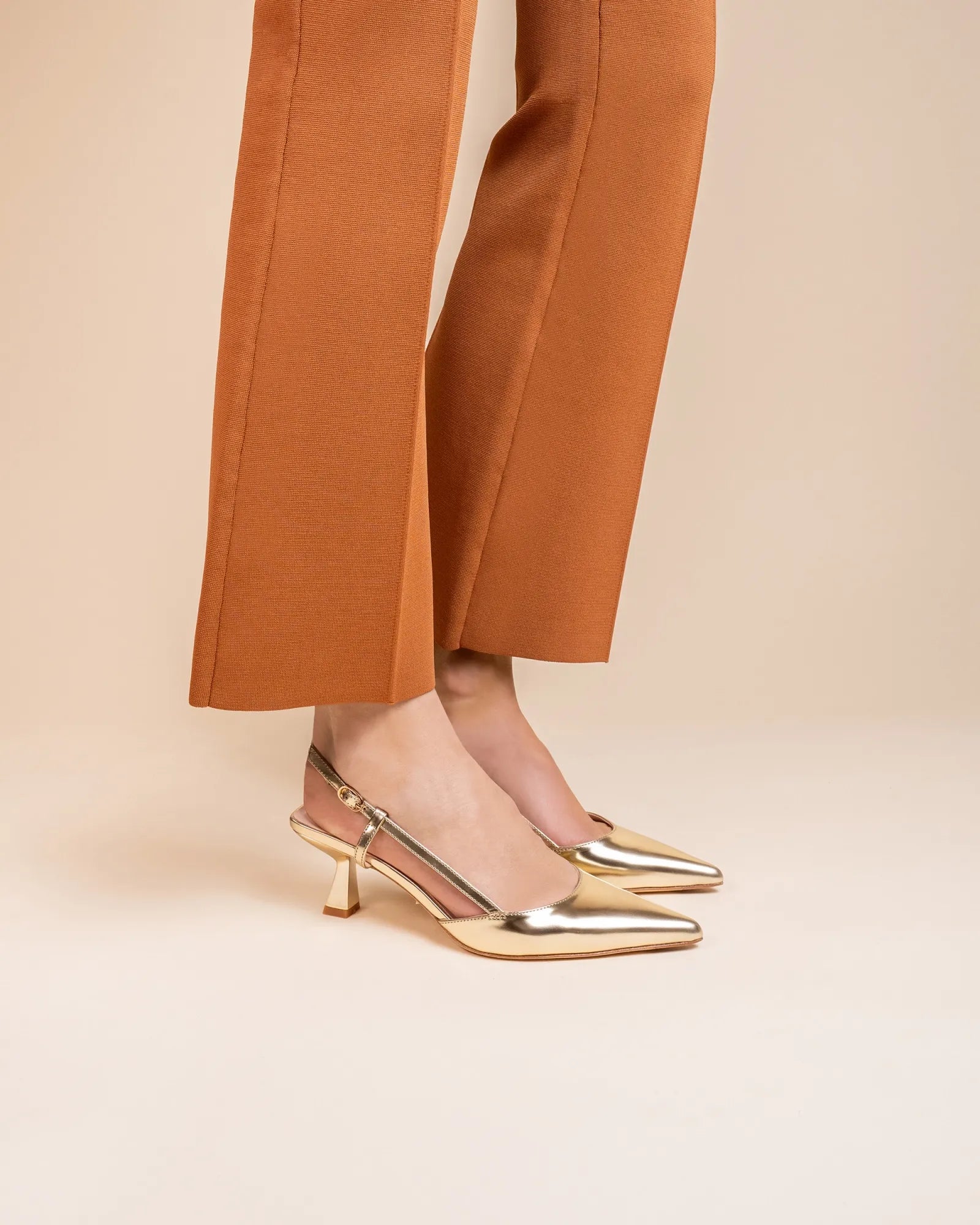 Escarpin petit talon façon sling back en cuir doré Corto Gold
