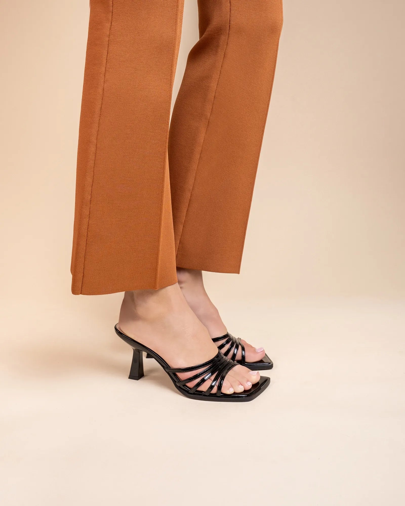 Mule multibrides à talon haut et bout carré en cuir verni noir Isamu Black Patent