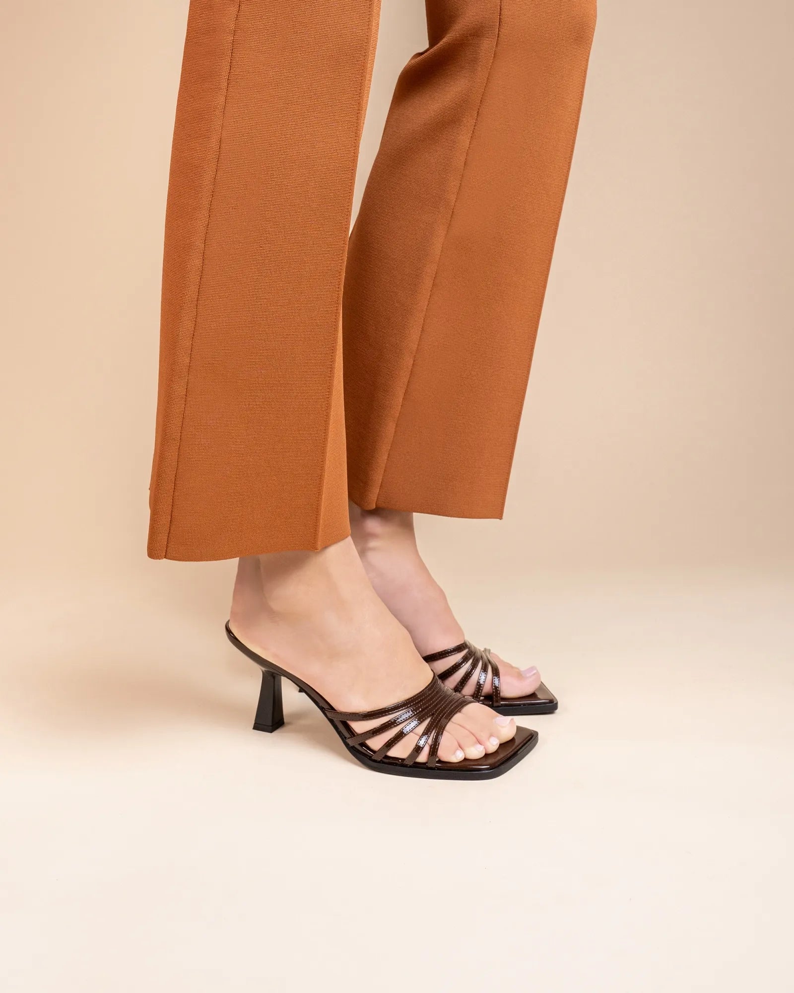 Mule multibrides à talon haut et bout carré en cuir verni marron Isamu Chocolate Patent