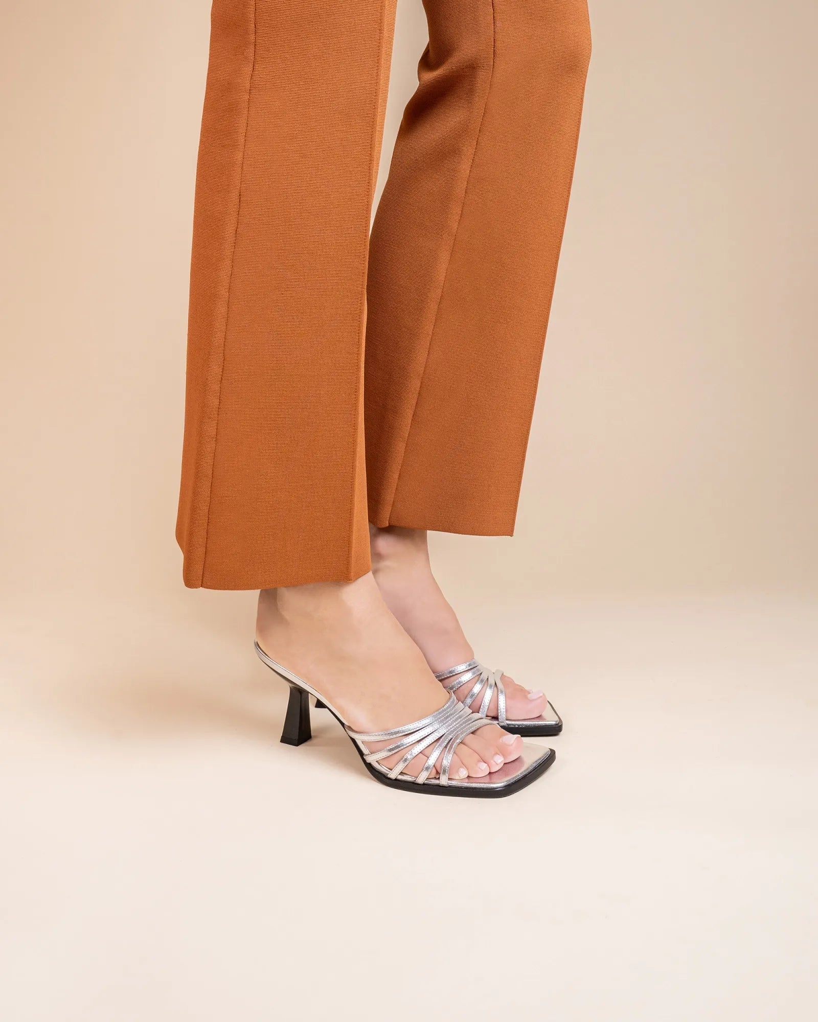 Mule multibrides à talon haut et bout carré en cuir argenté Isamu Silver