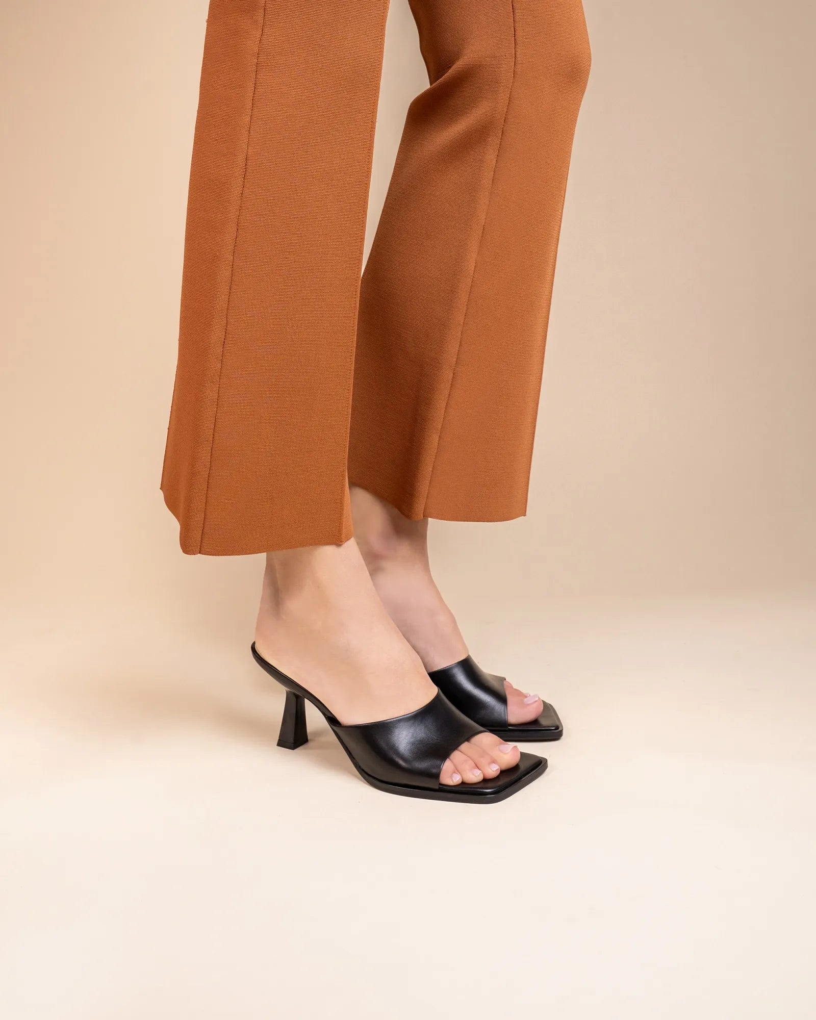 Mule à talon haut et bout carré en cuir noir Joya Black