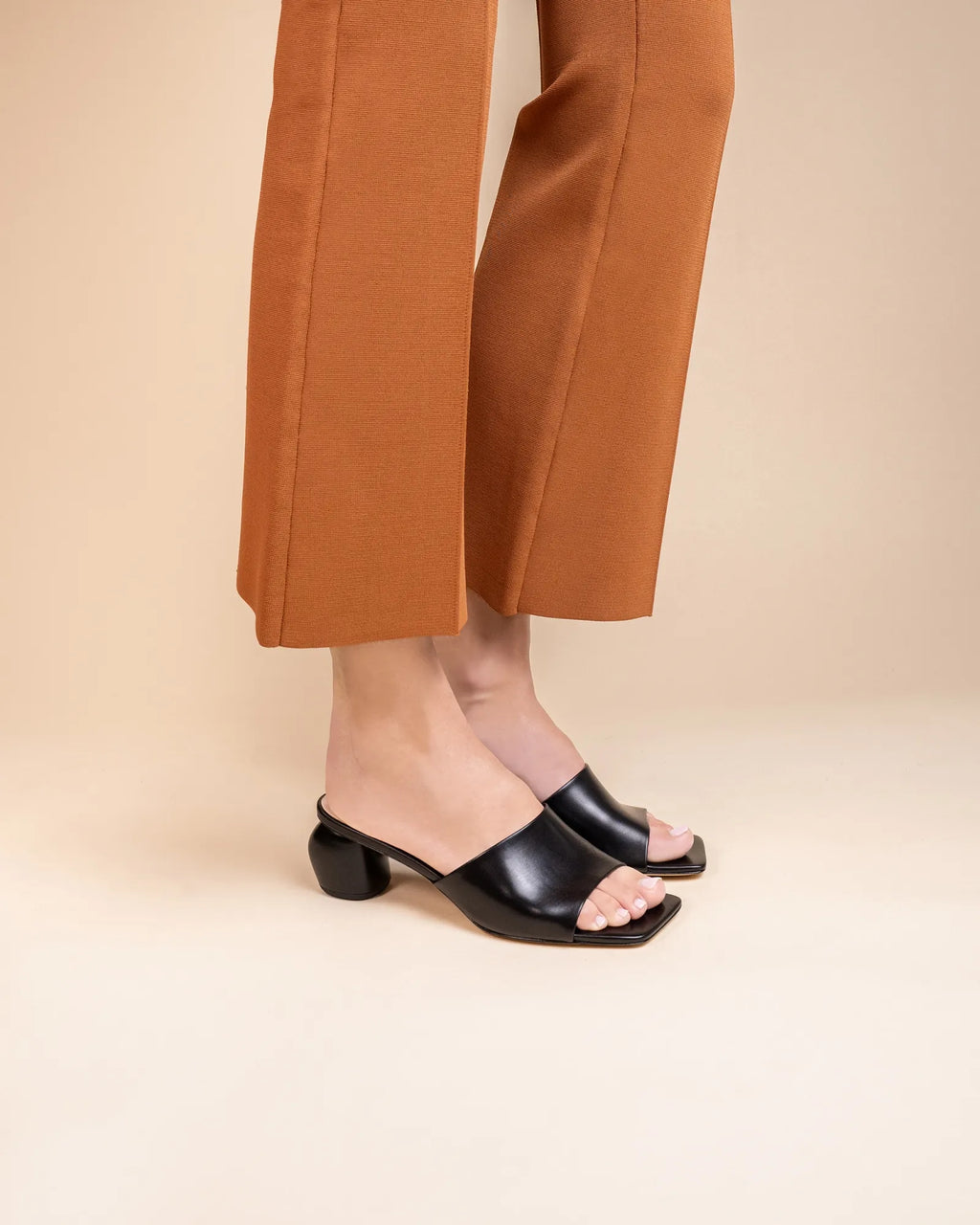 Mule à petit talon en cuir noir Gemma Low Black Mat