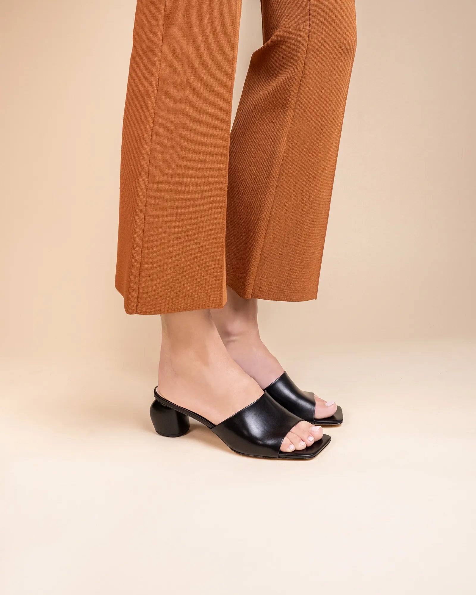 Mule à petit talon en cuir noir Gemma Low Black Mat